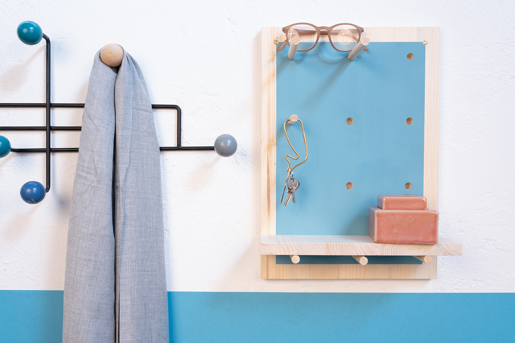 Blaues DIY Wandregal mit versetzbaren Elementen aus Holz