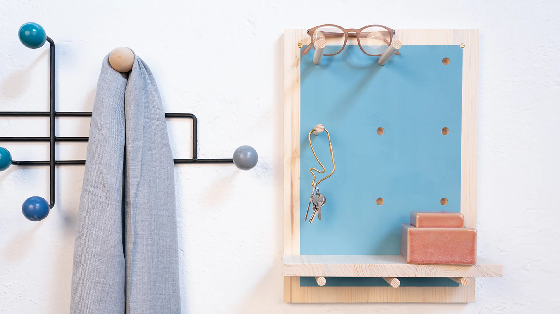 Blaues DIY Wandregal mit versetzbaren Elementen aus Holz