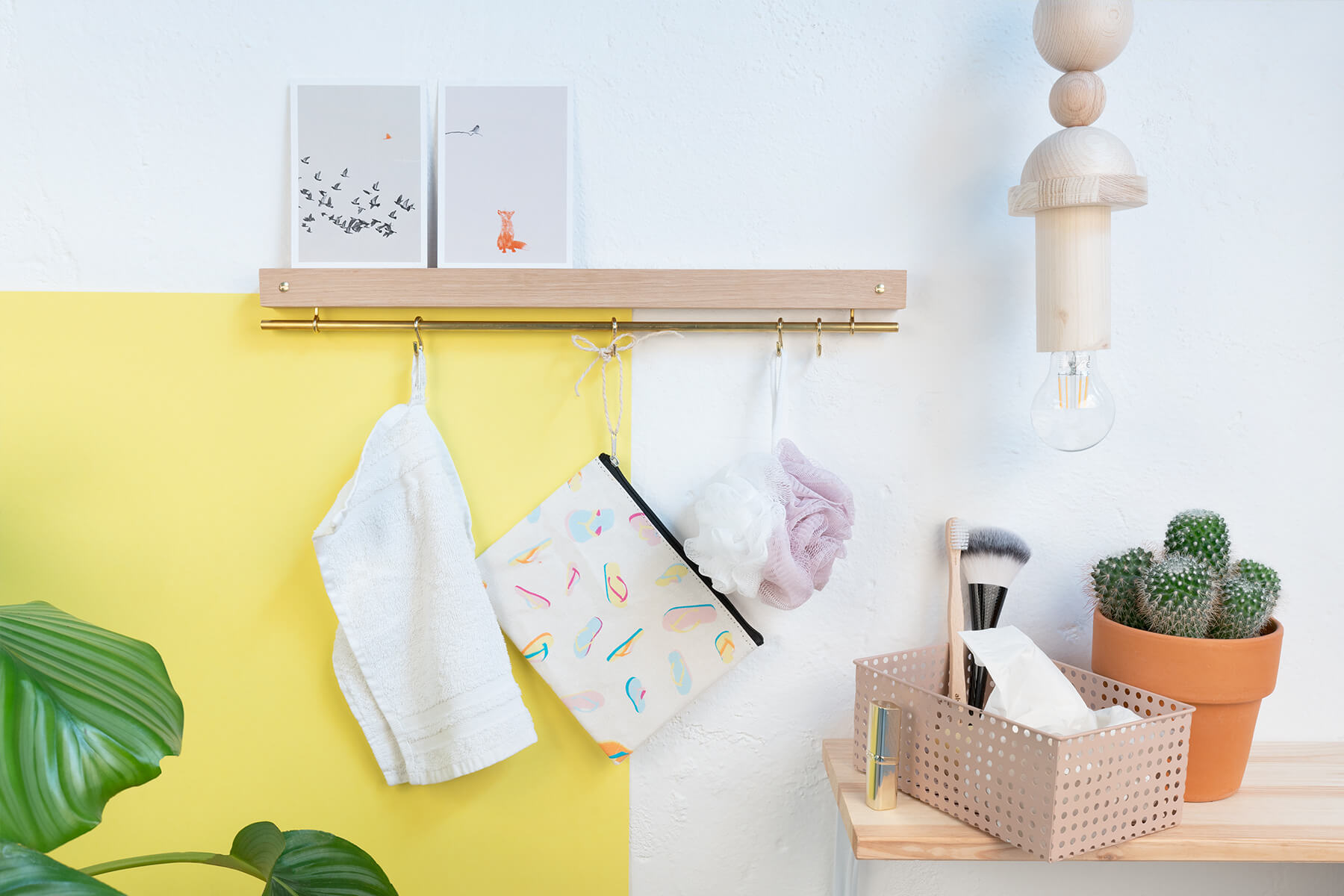 Schmuckleiste aus Holz an zweifarbiger Wand