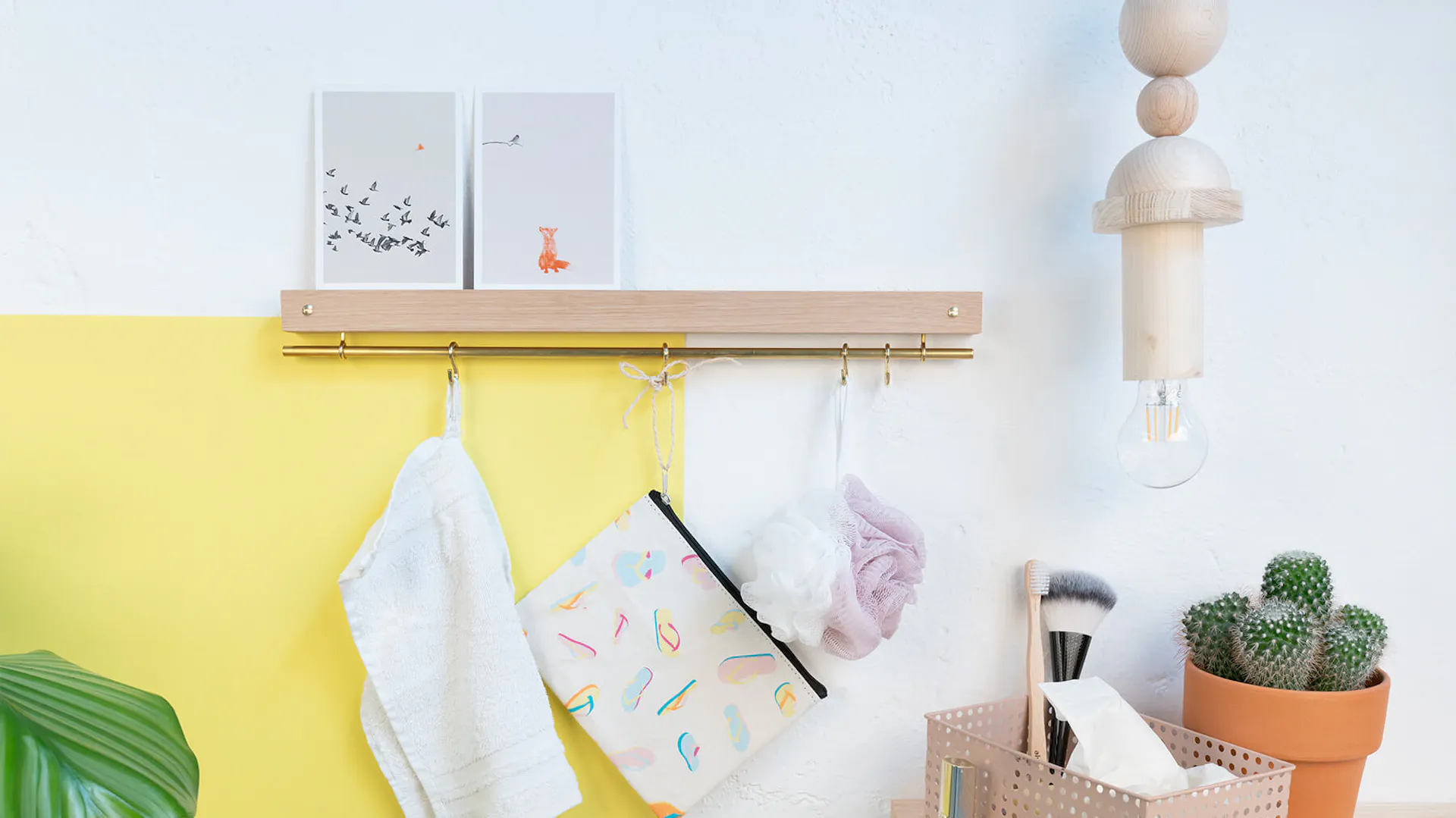Schmuckleiste aus Holz an zweifarbiger Wand