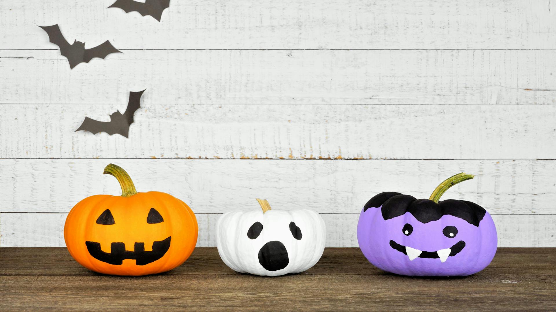 Bunt bemalte Halloween-Kürbisse.