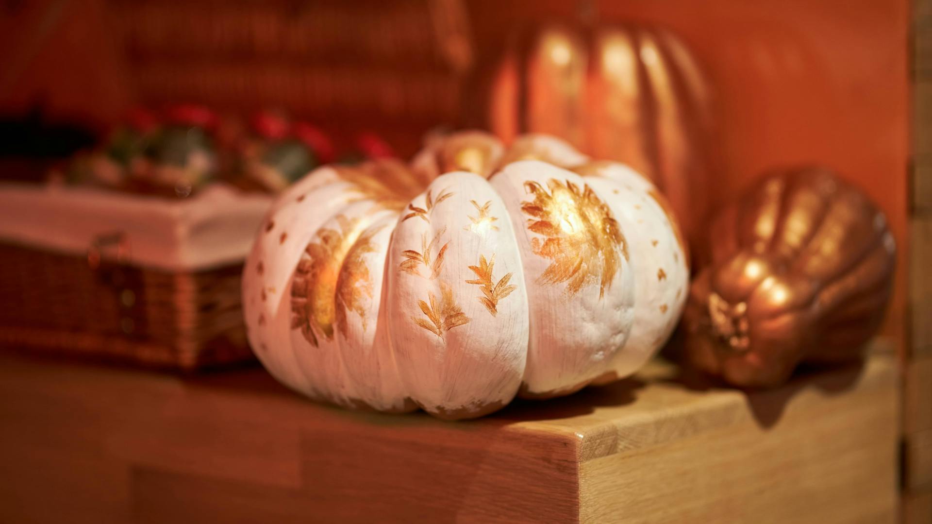 Mit weißer und goldener Farbe bemalter Kürbis.