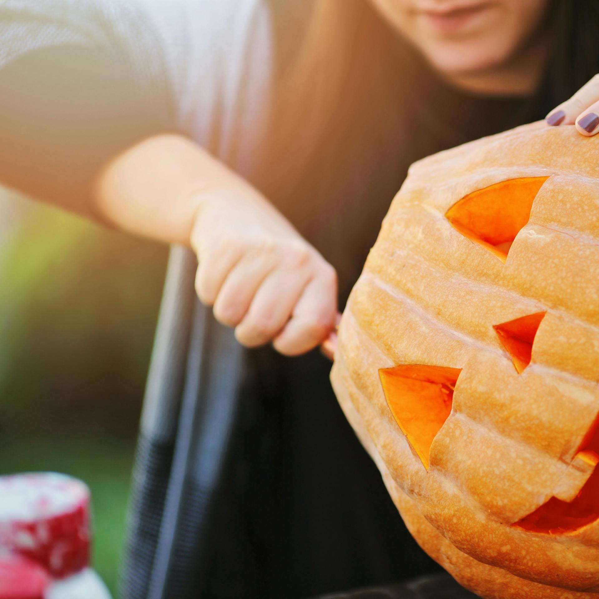 Una donna svuota una zucca di grandi dimensioni.