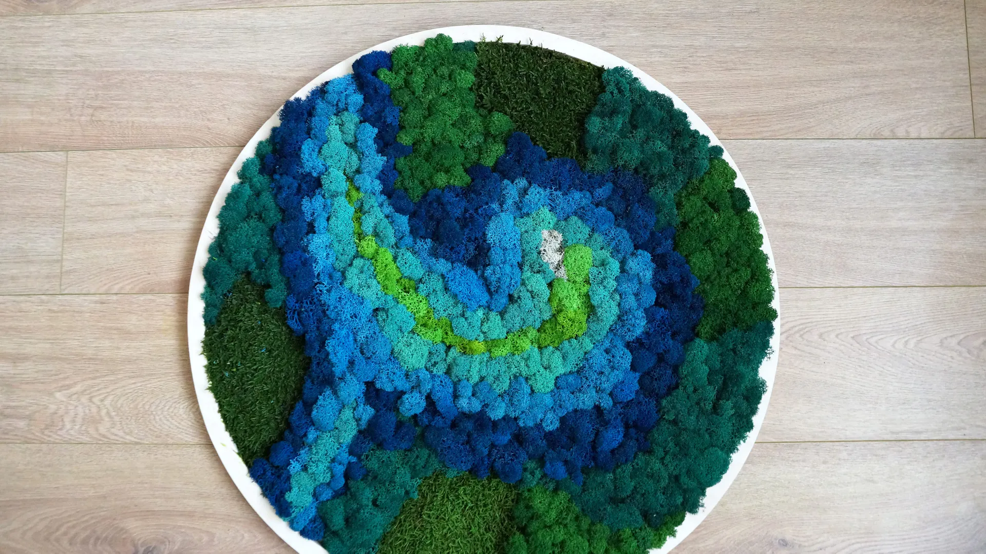 Kulatý mechový obraz se zeleně a modře zbarveným mechem