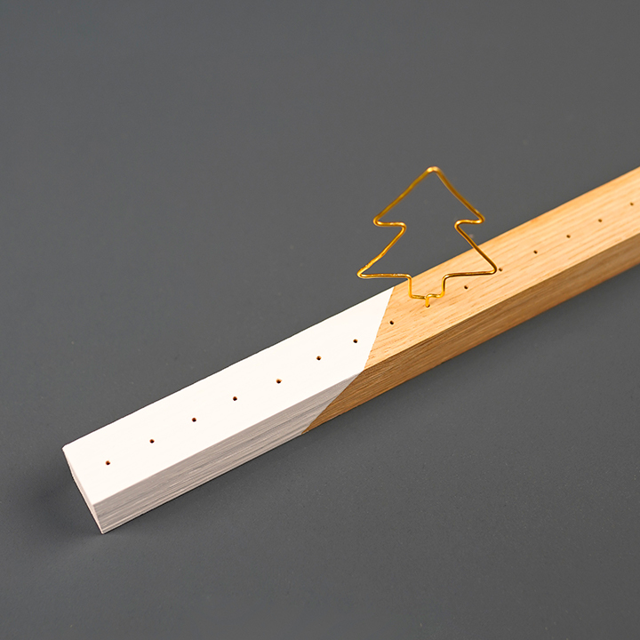 Calendario da tavolo natalizio in legno e filo metallico