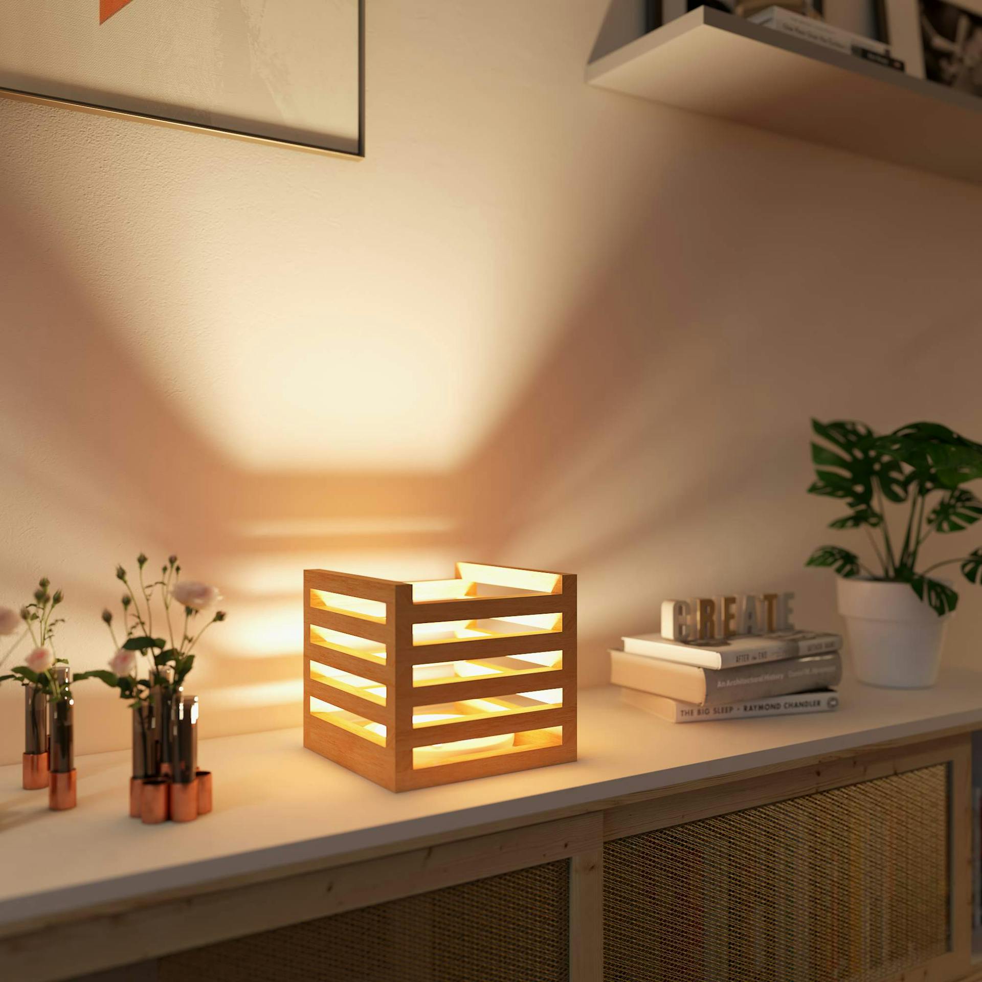 Lampada in listelli di legno su una credenza in soggiorno. Insieme a piantine e libri.