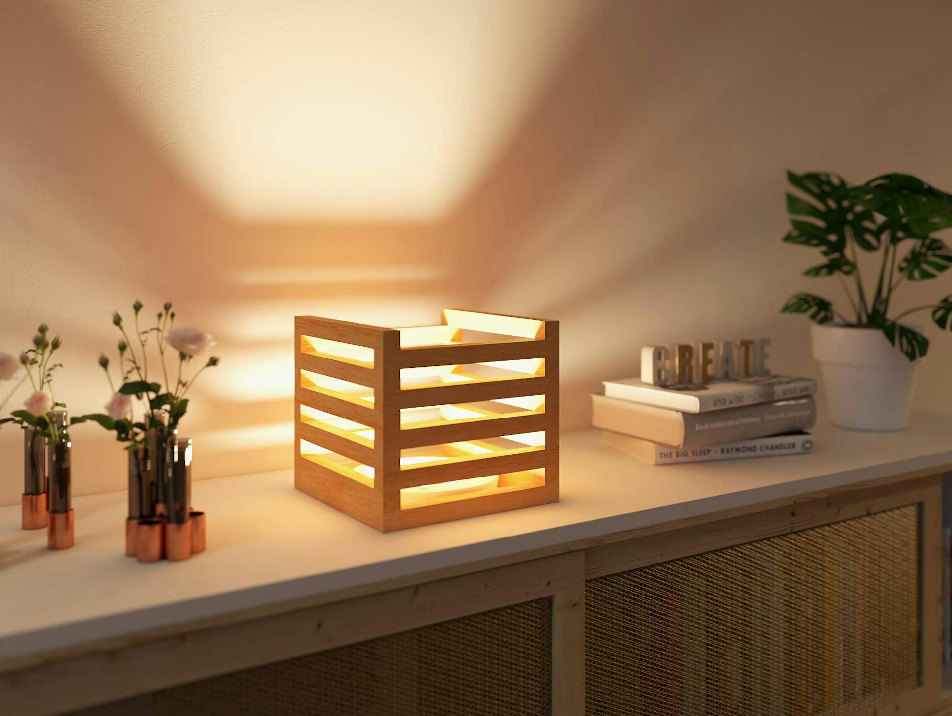 Leistenleuchte aus Holz auf einem Sideboard im Wohnzimmer. Daneben Pflanzen und Bücher.