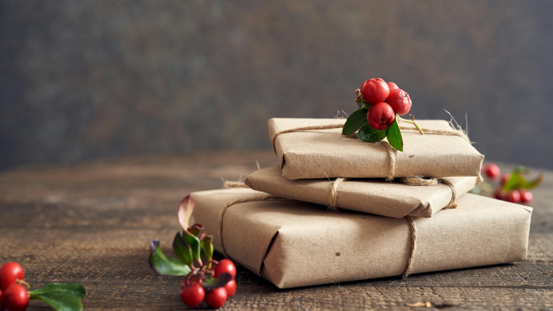 Aufeinander gestapelte, nachhaltig verpackte Geschenke