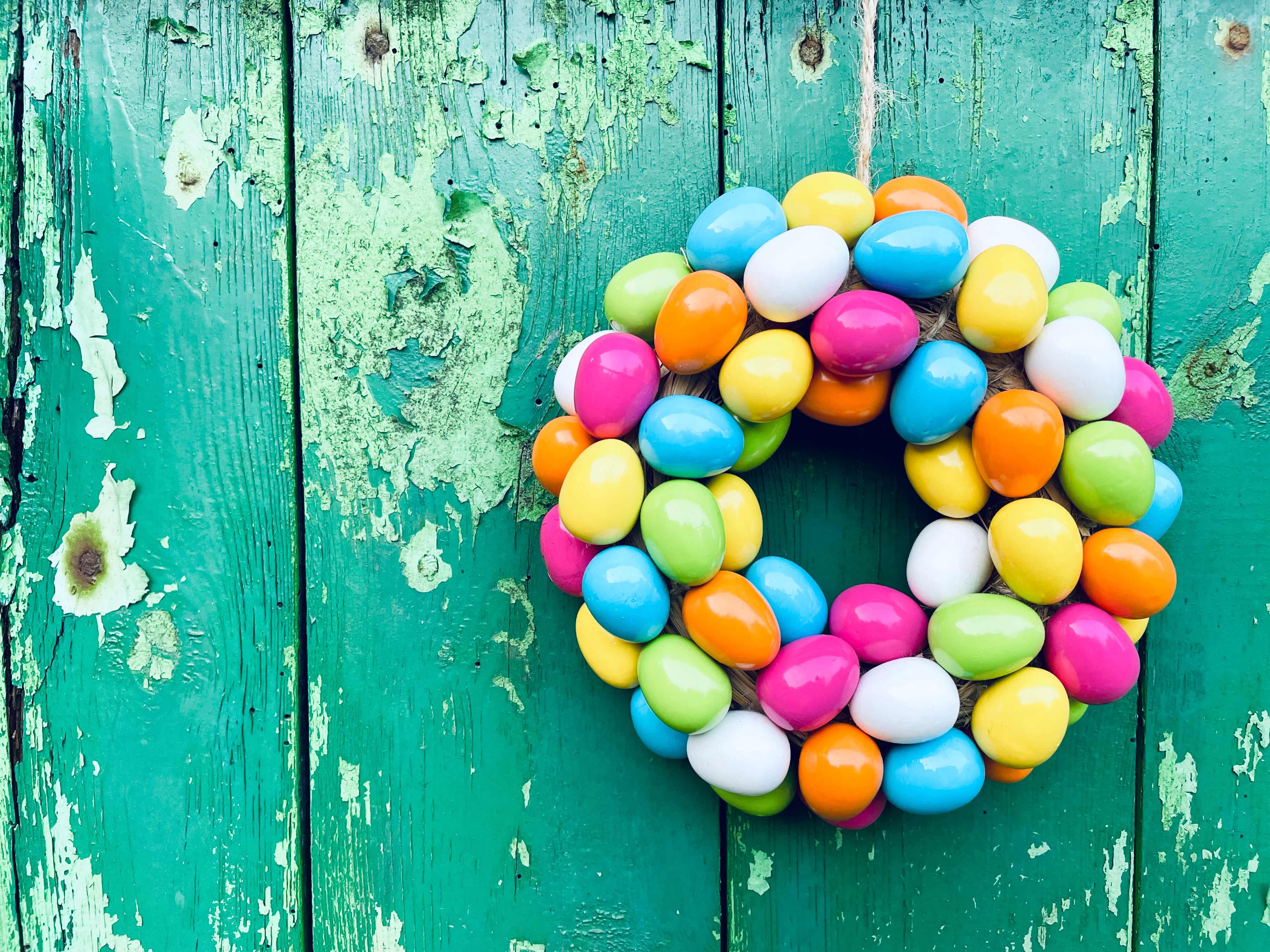 Ghirlanda pasquale colorata fatta di uova