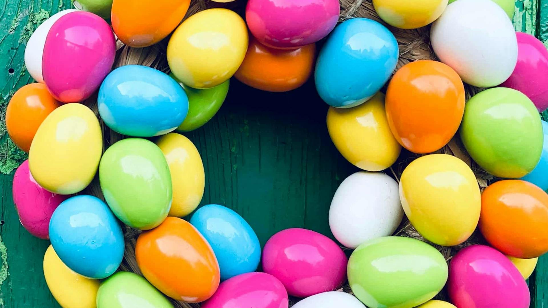 Bunter Osterkranz aus Eiern