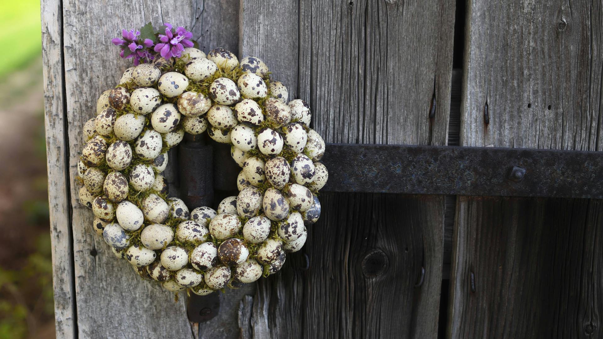 Eierkranz zu Ostern in Naturfarben