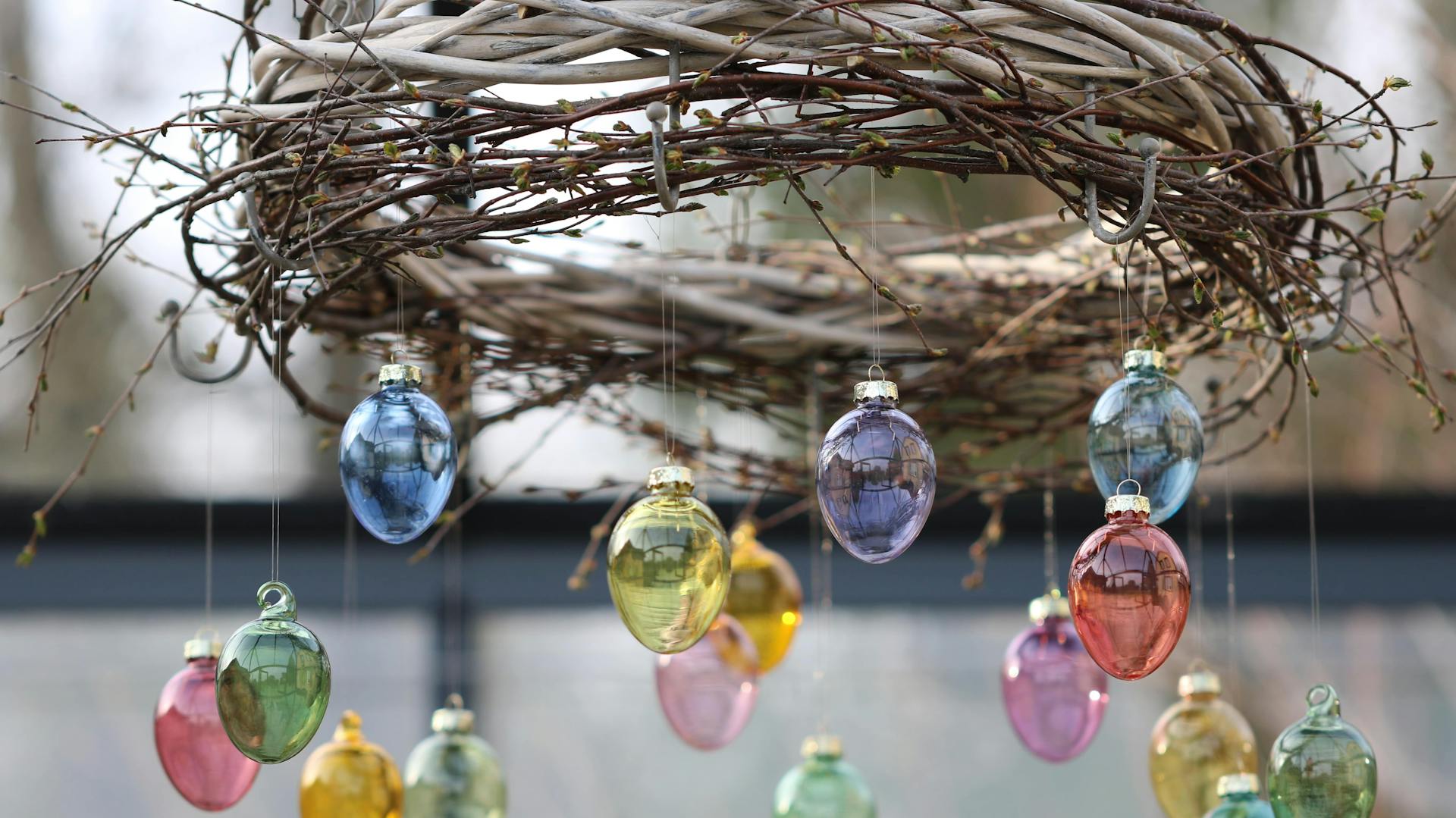 Osterkranz mit hängenden Glaseiern