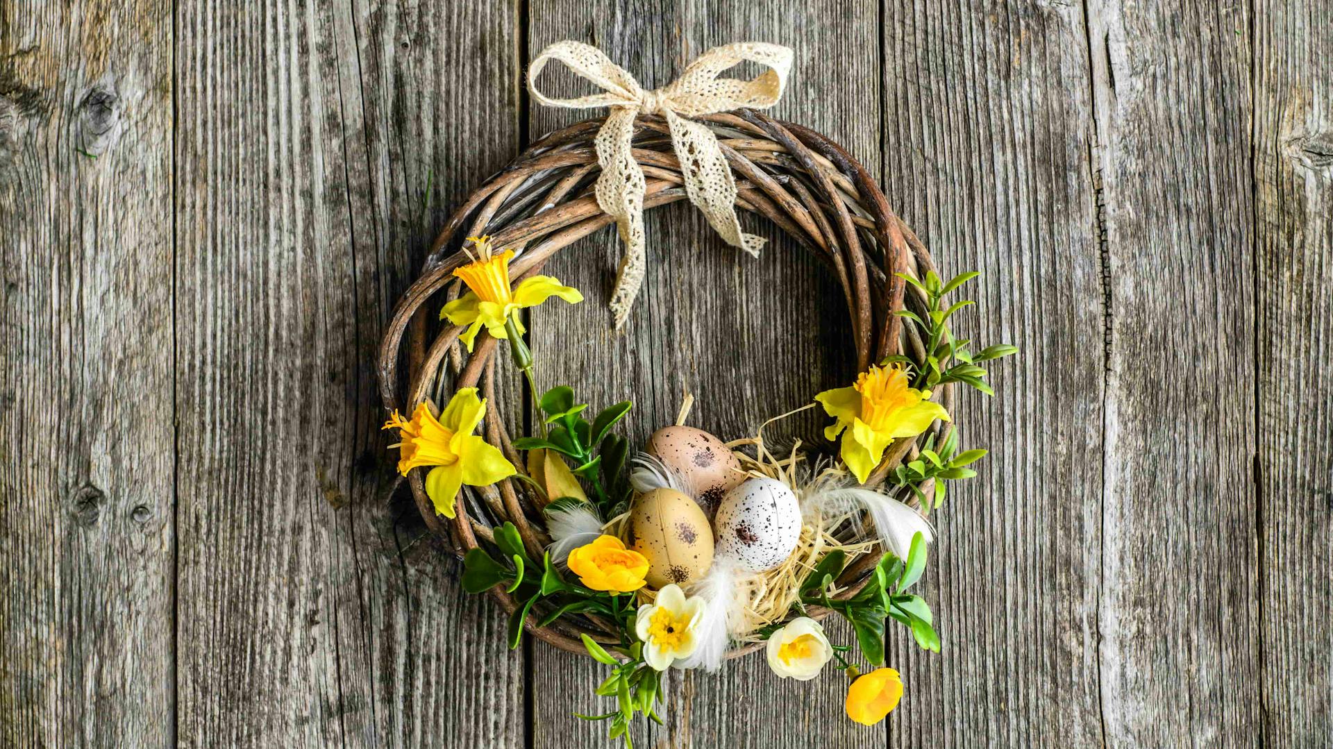 Osterkranz mit gelben Narzissen, Eiern und Federn