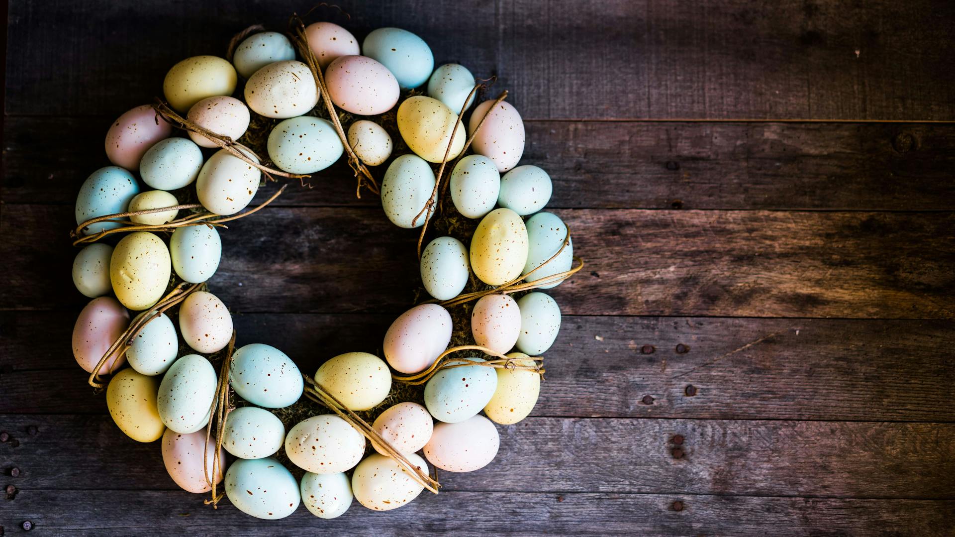Osterkranz aus bunten, pastellfarbenen Eiern