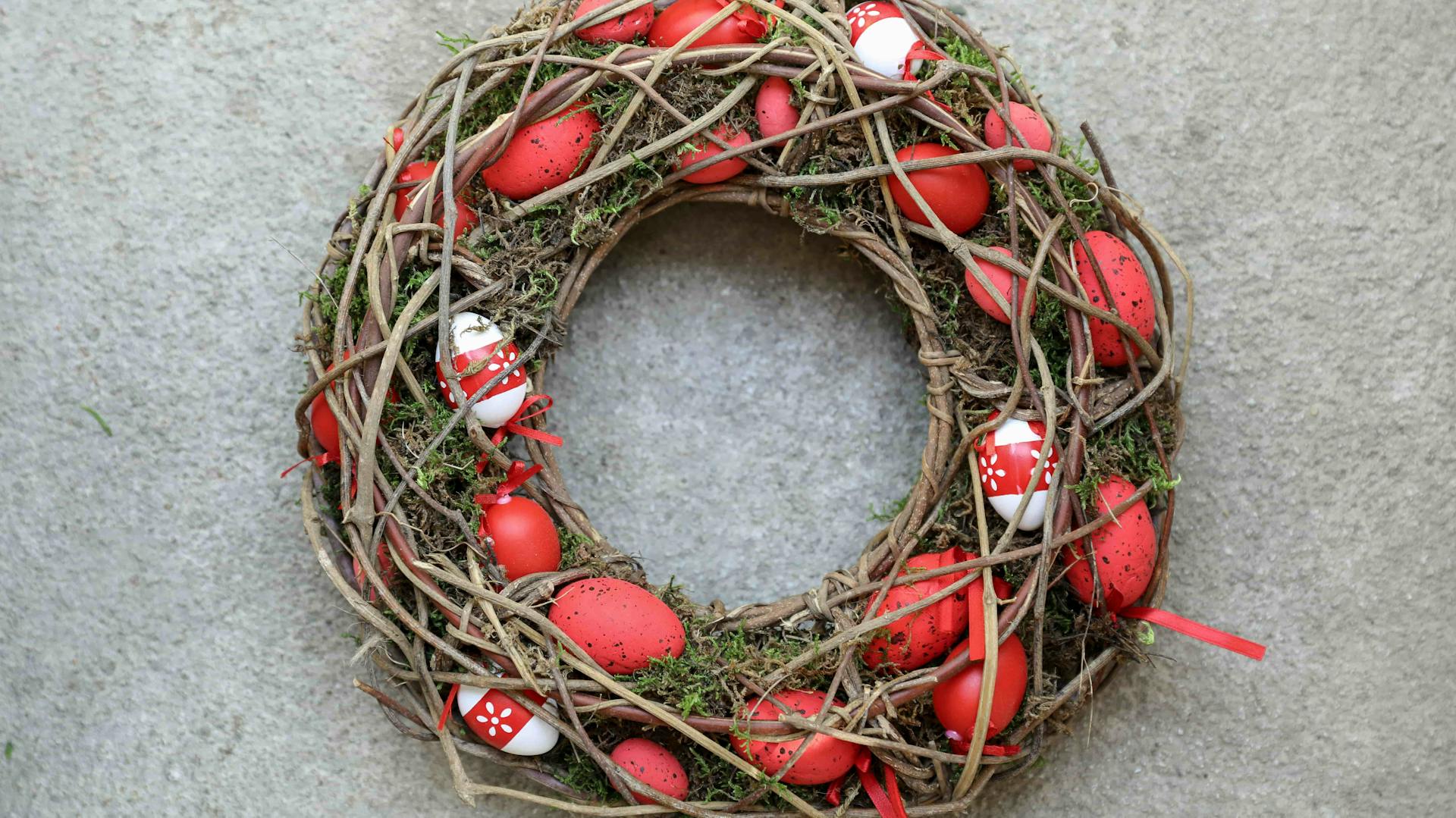 Osterkranz mit roten Eiern