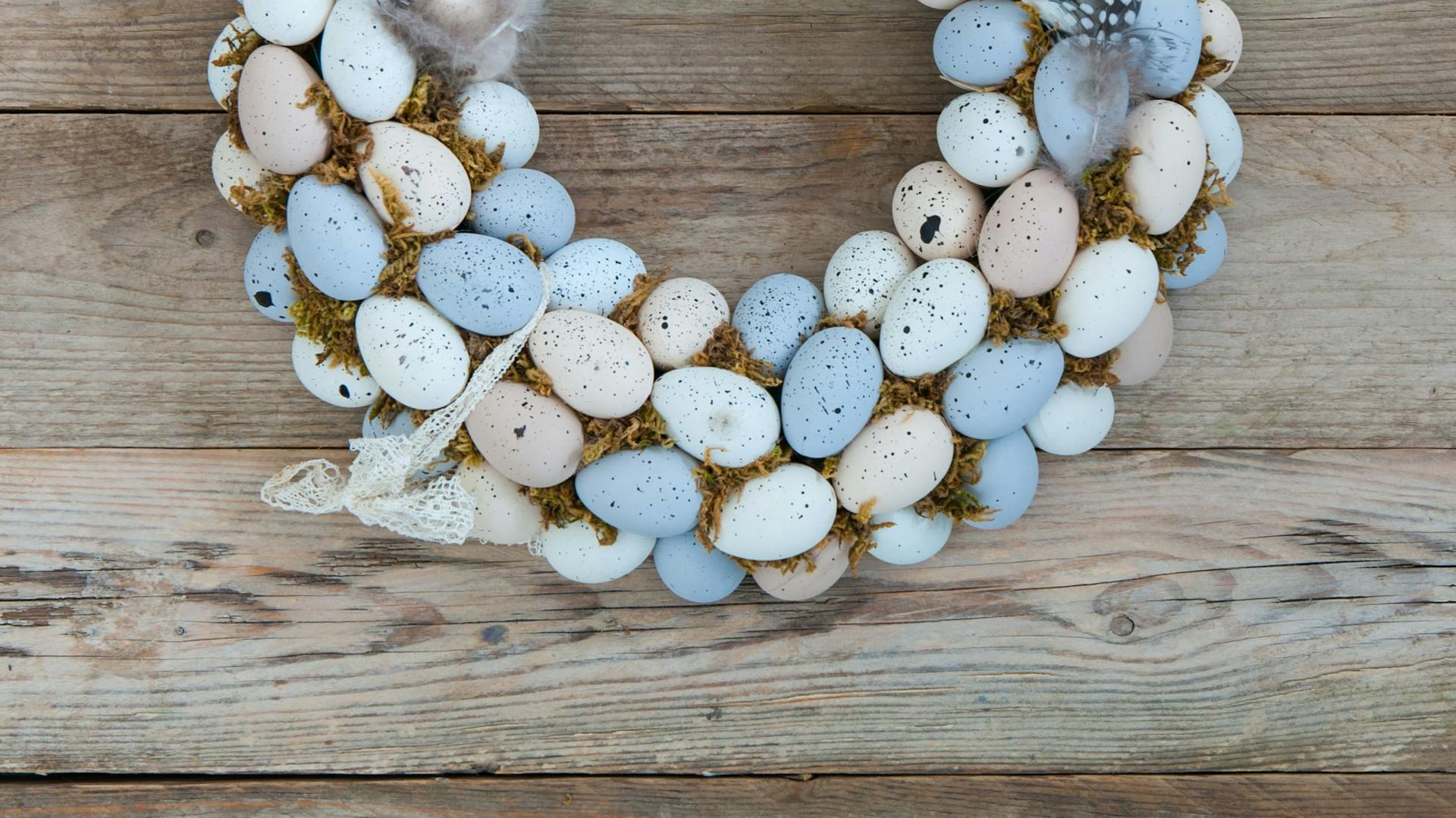 Osterkranz aus Weide und bunten Eiern