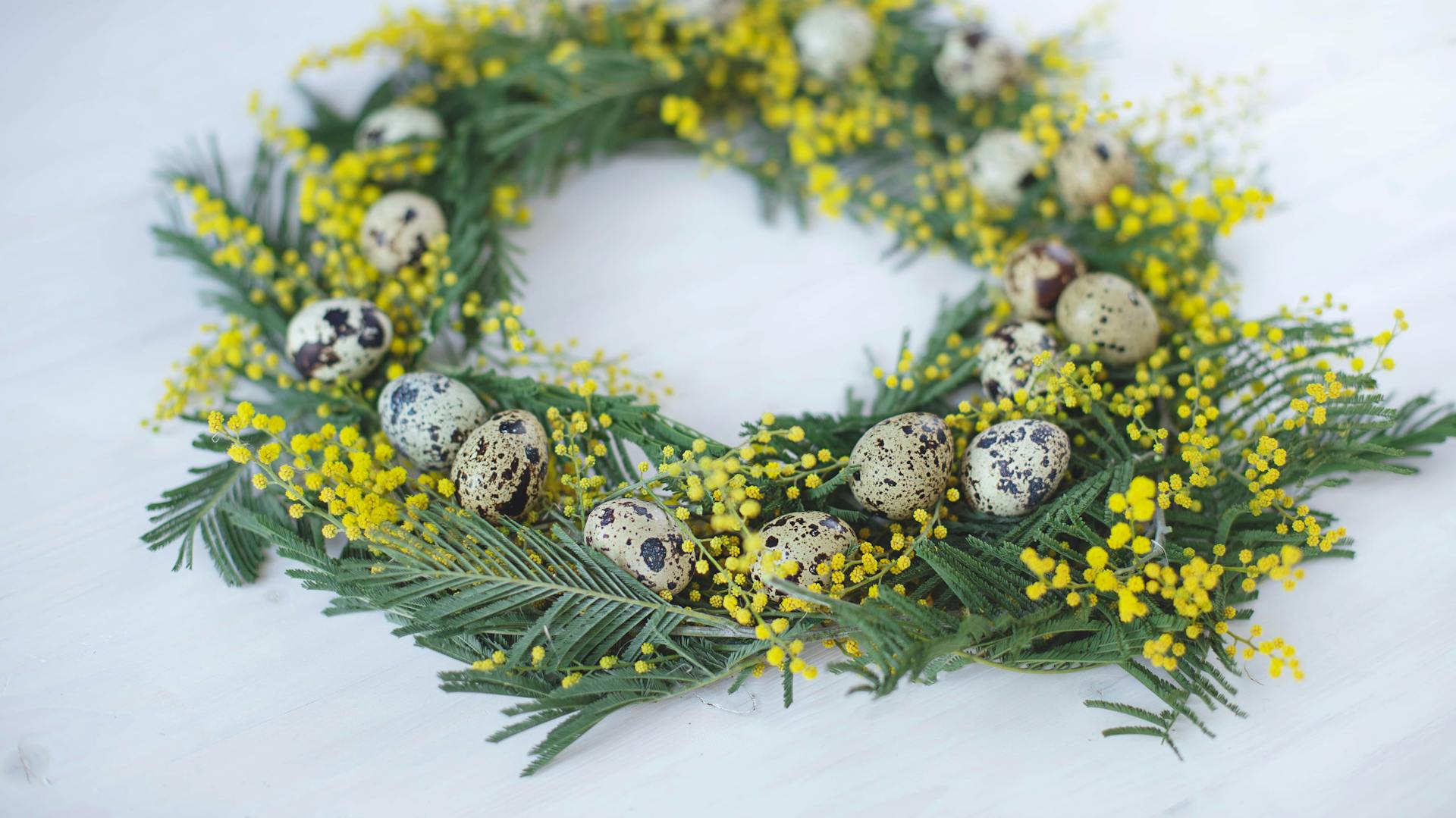 Osterkranz mit Tannenzweigen und Eiern