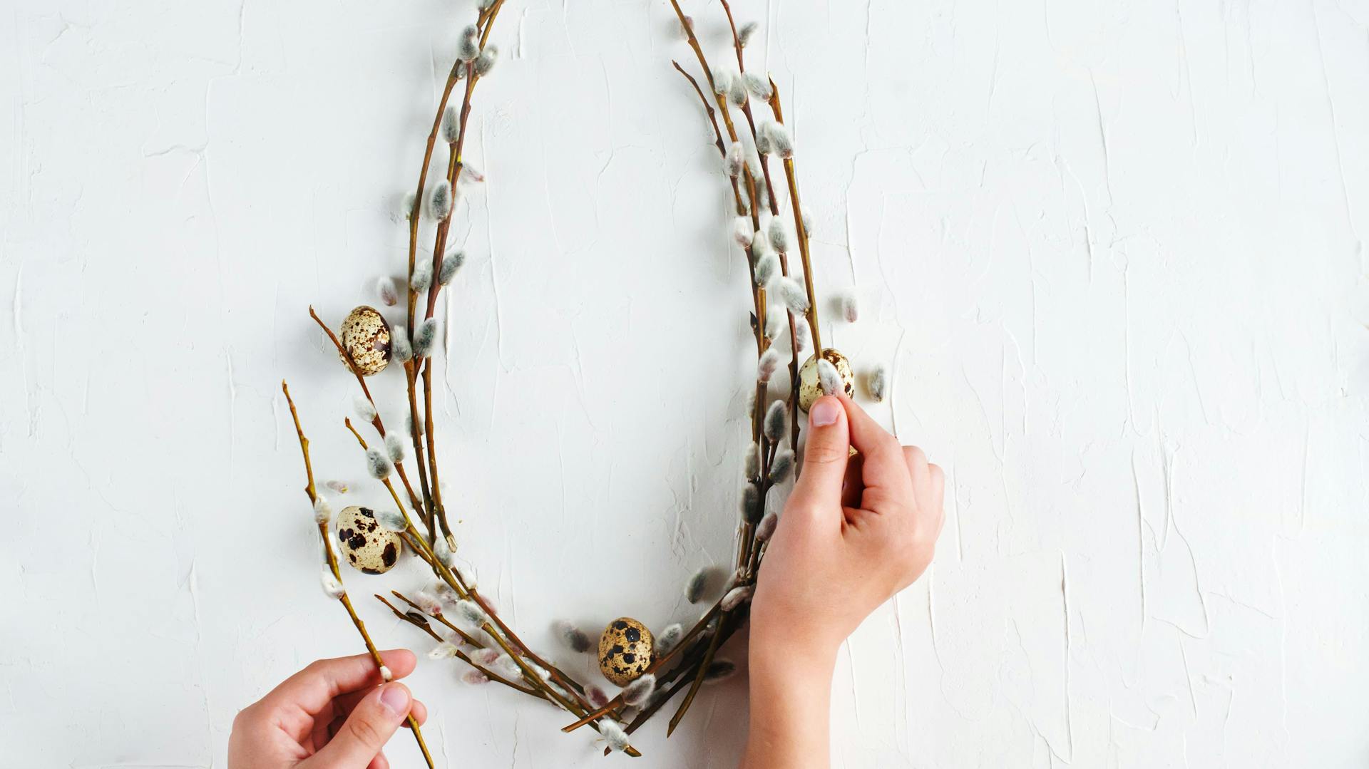 Eierförmiger Kranz aus Weidekätzchen