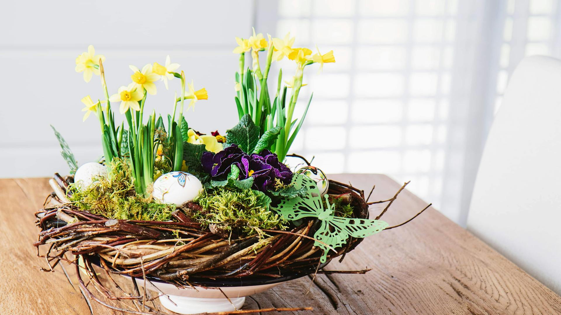 Bepflanzter Osterkranz auf Holztisch
