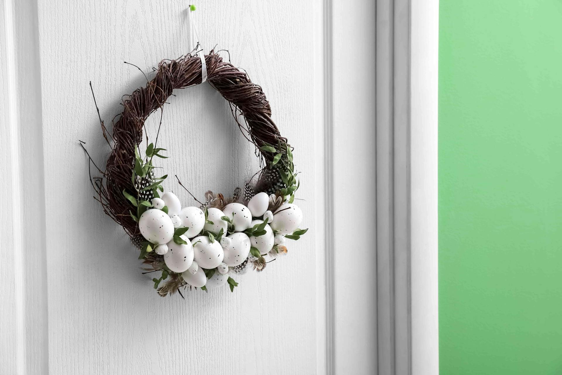 Ghirlanda per porta con uova di Pasqua bianche