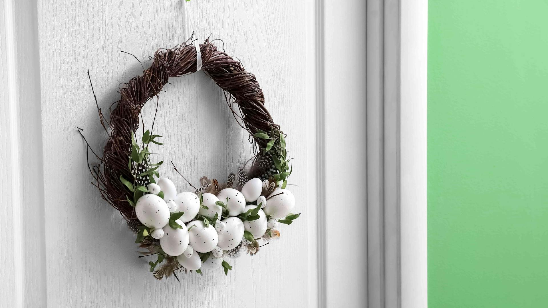 Türkranz mit weißen Ostereiern