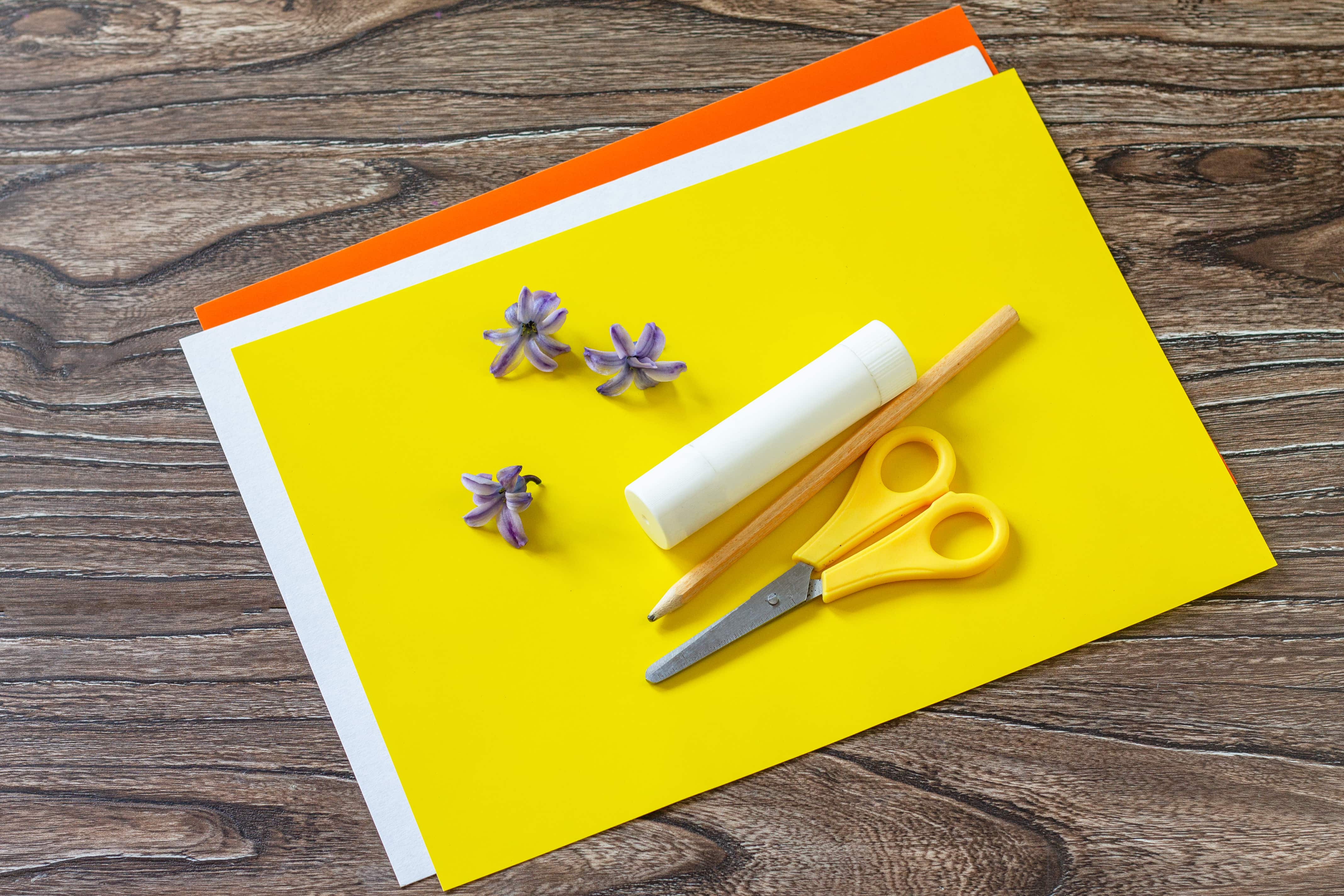 Bastelmaterialien für ein Osternest