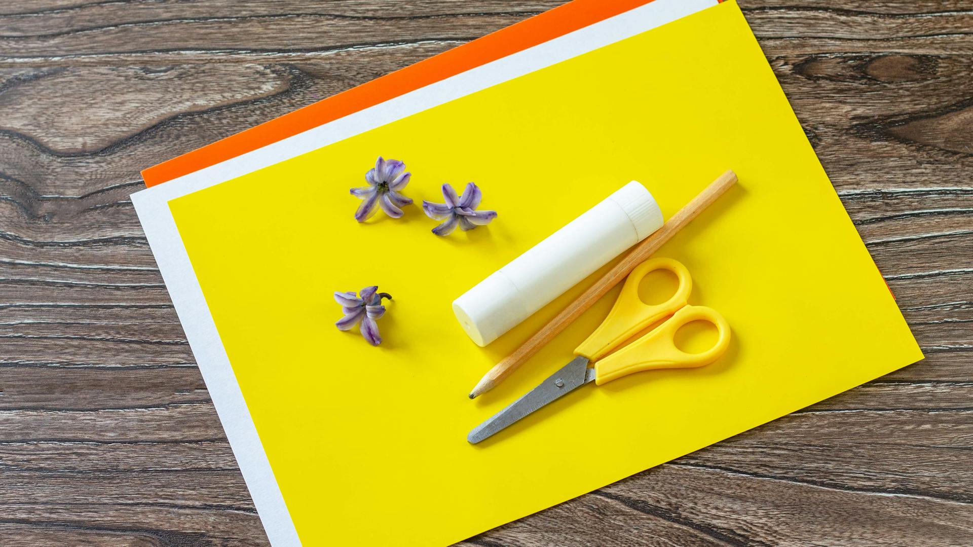 Bastelmaterialien für ein Osternest