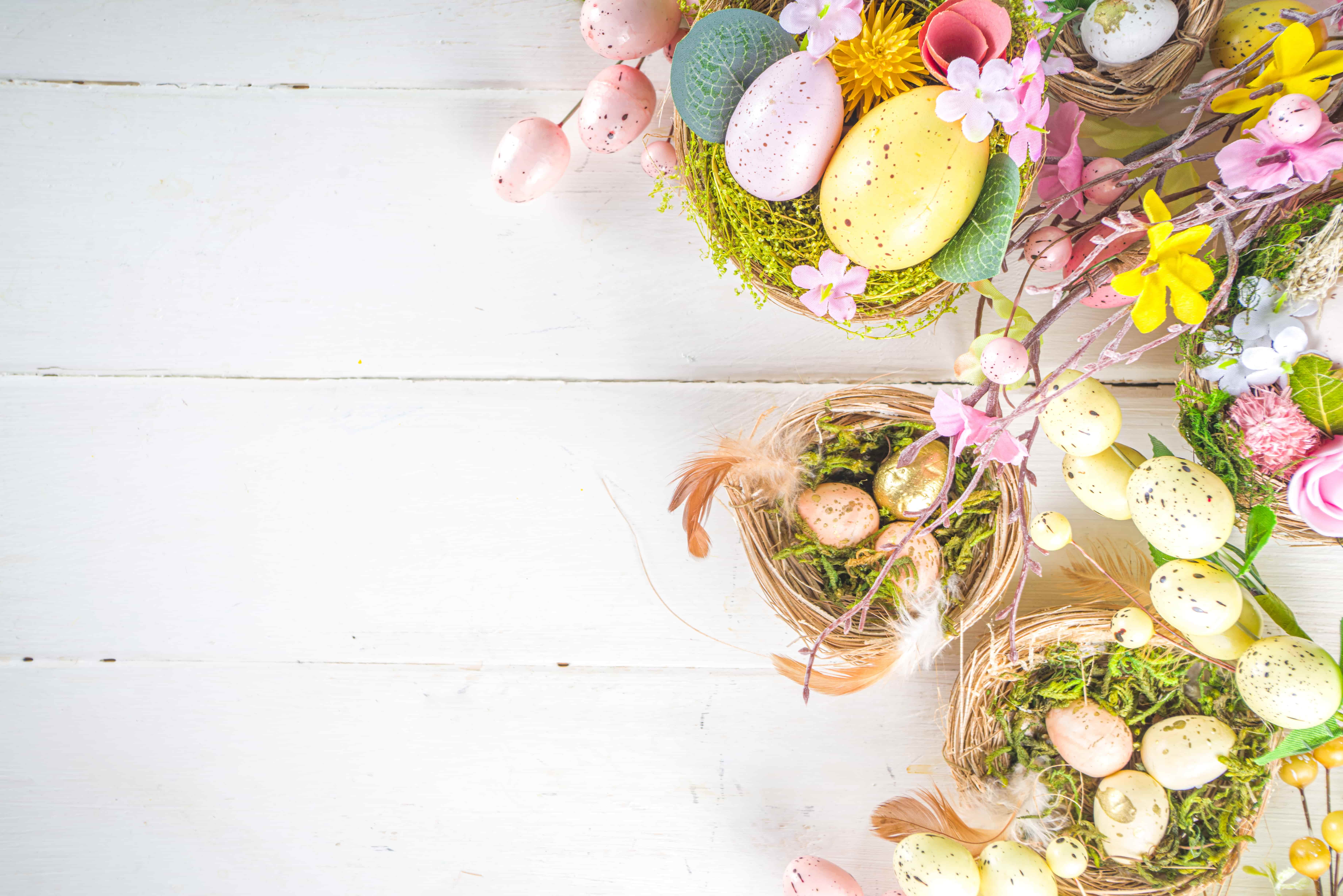 Bunte Osternester mit gefärbten Eiern