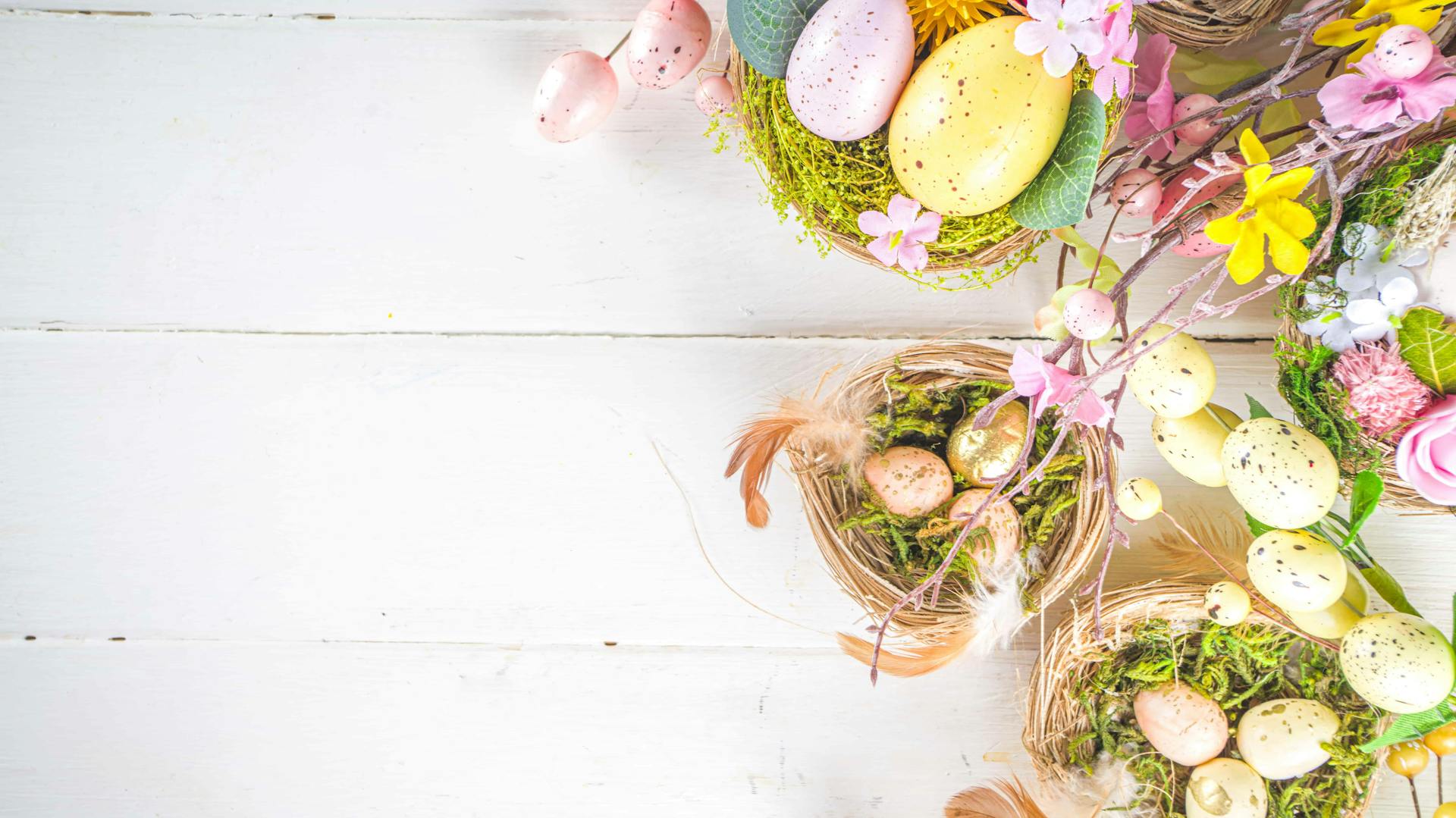 Bunte Osternester mit gefärbten Eiern
