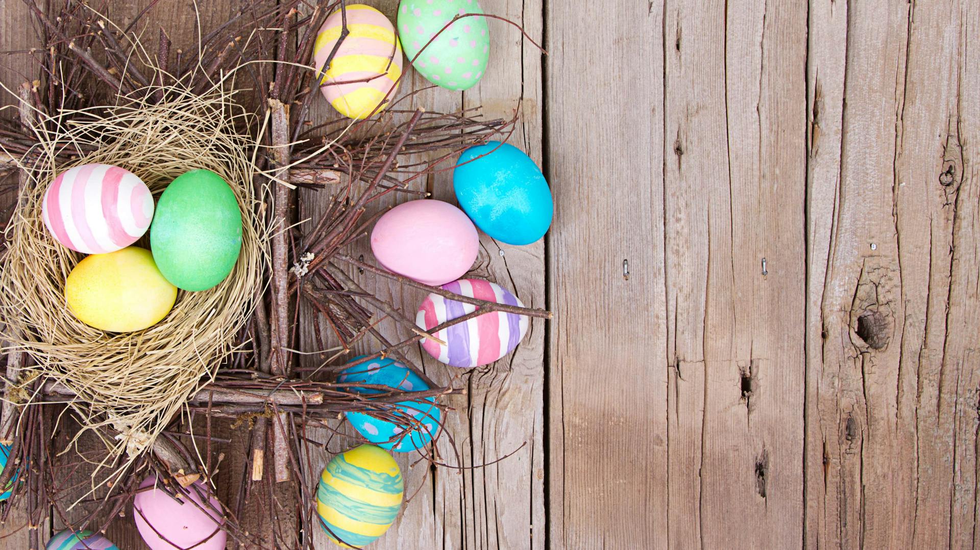 Osternest aus Stöckern und Naturmaterialien mit gefärbten Eiern
