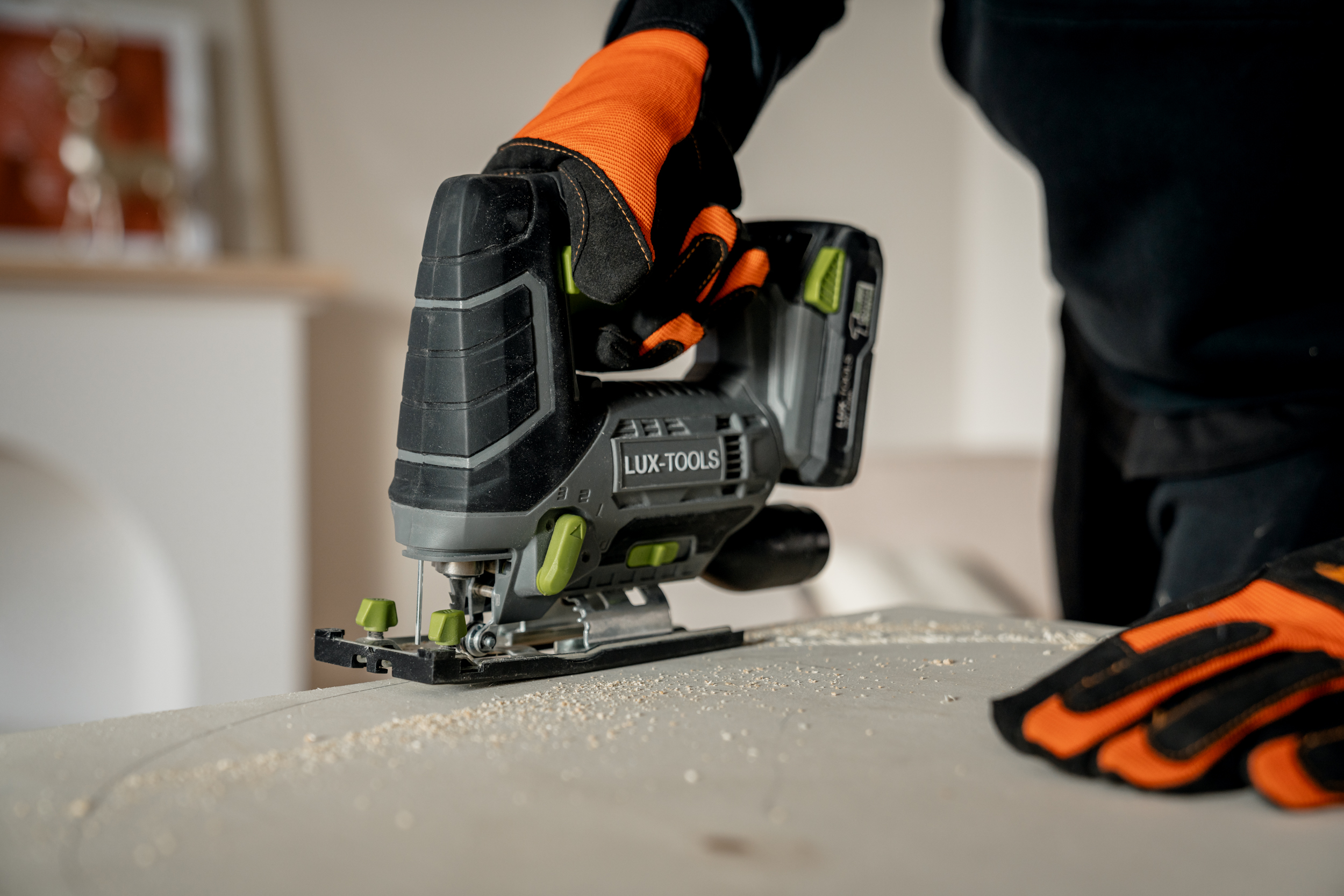 A pampafűfa alapját szúrófűrésszel kell kivágni