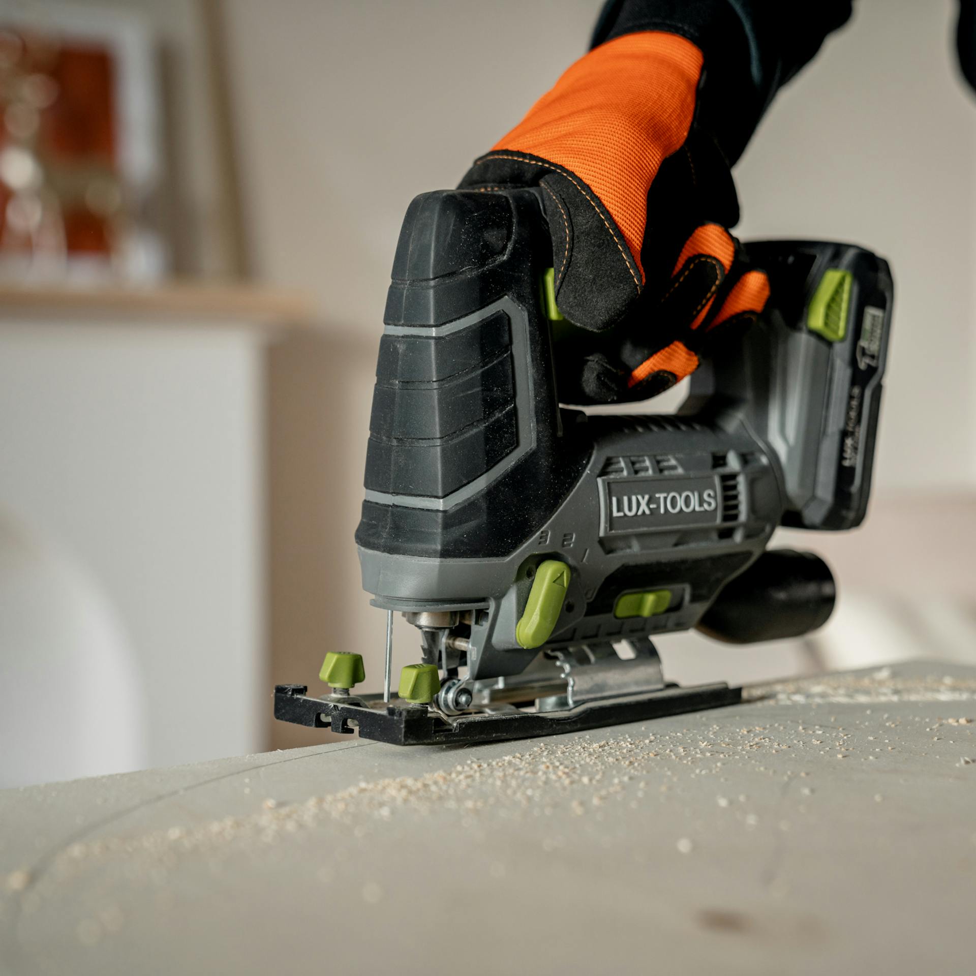 Bodenplatte für Pampasgrasbaum wird mit Stichsäge zugeschnitten