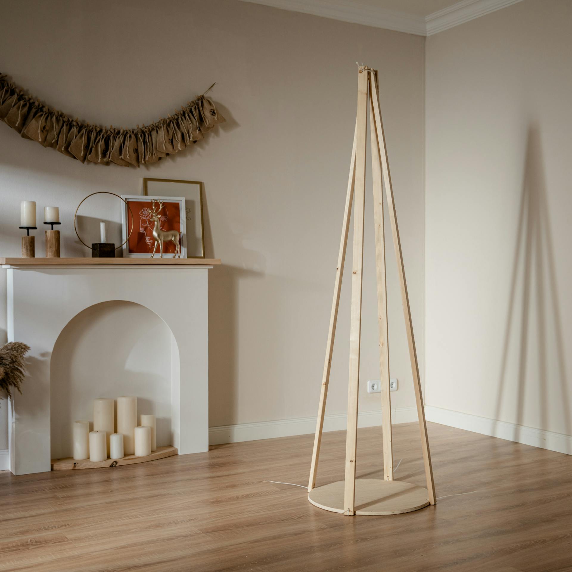 Bodenplatte und Latten mit Kabelbinder verbinden dadurch entsteht ein fertiges Gestell.