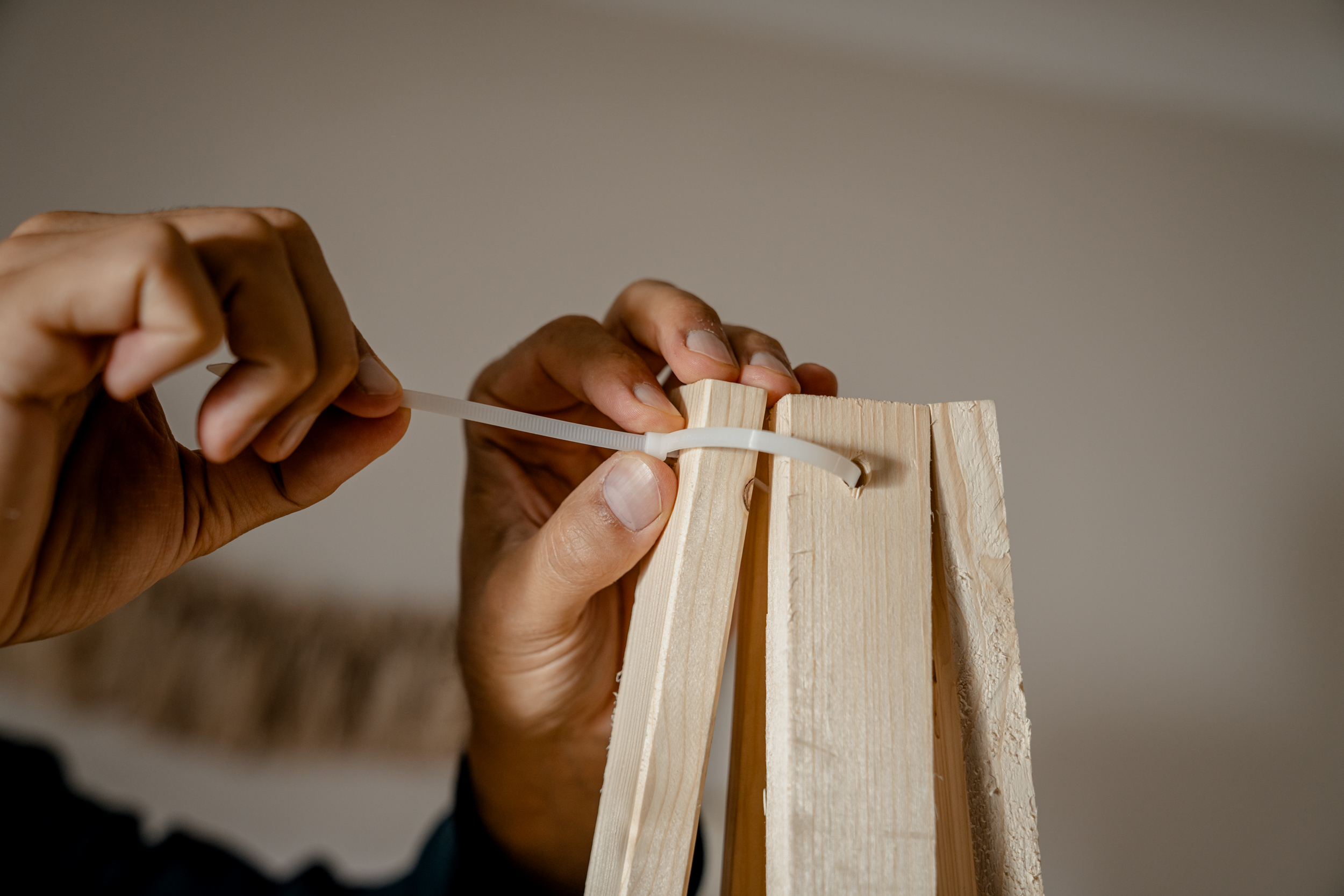 Csatlakoztassa a léceket egymáshoz a fa tetején.