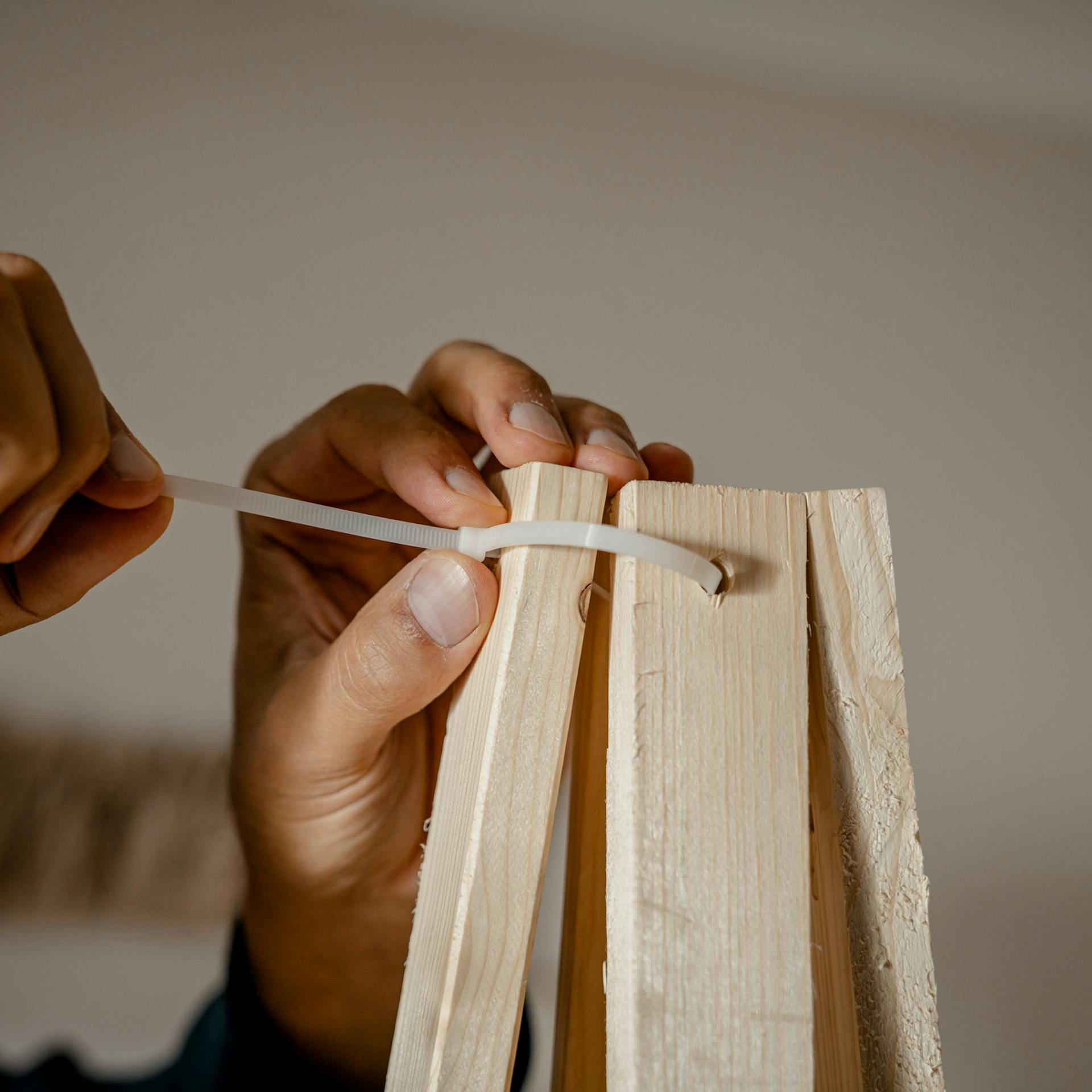 Latten an der Baumspitze miteinander verbinden
