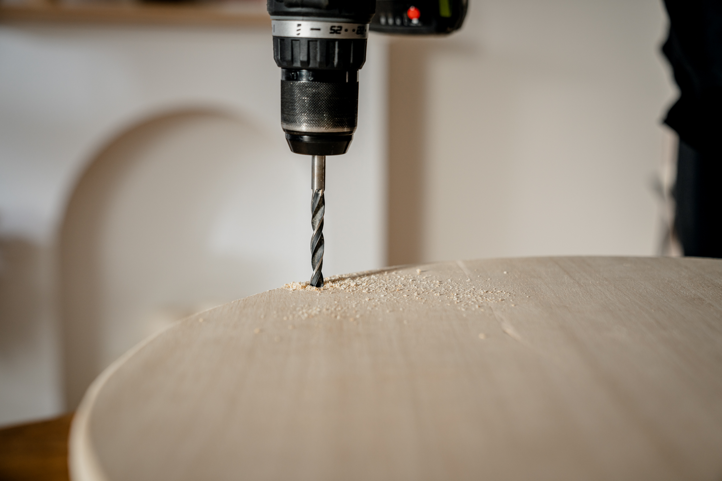 Lyukat fúrnak a talpba