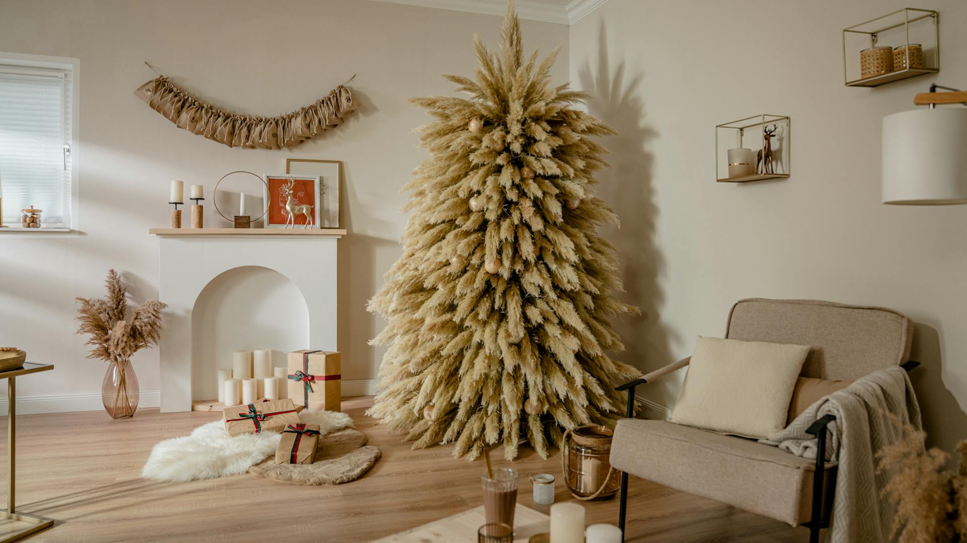 Weihnachtsbaum aus Pampasgras in gemütlichem Boho-Wohnzimmer.