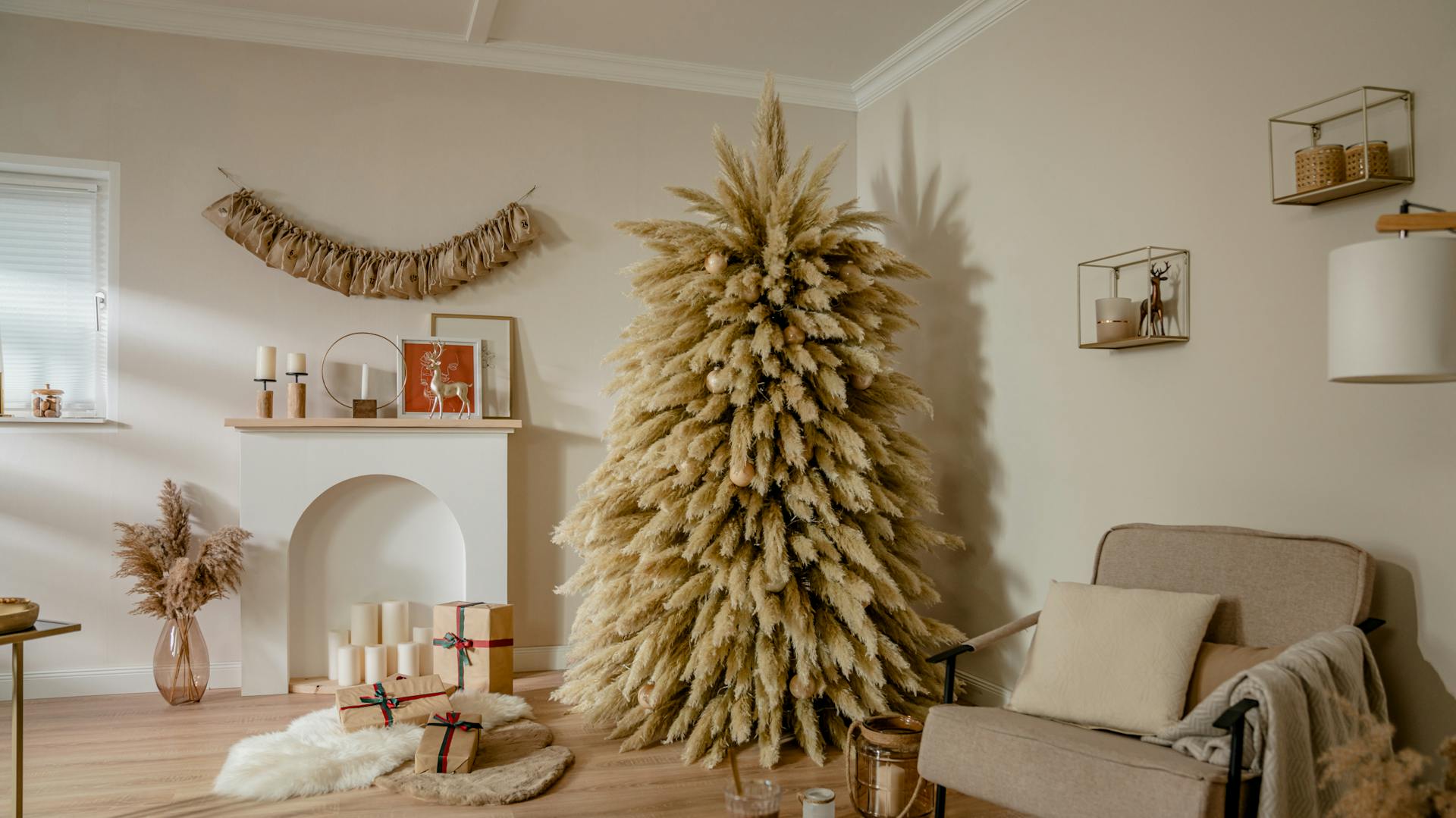 Pampasgrasbaum steht in einem weihnachtlich eingereichtem beigem Wohnzimmer.