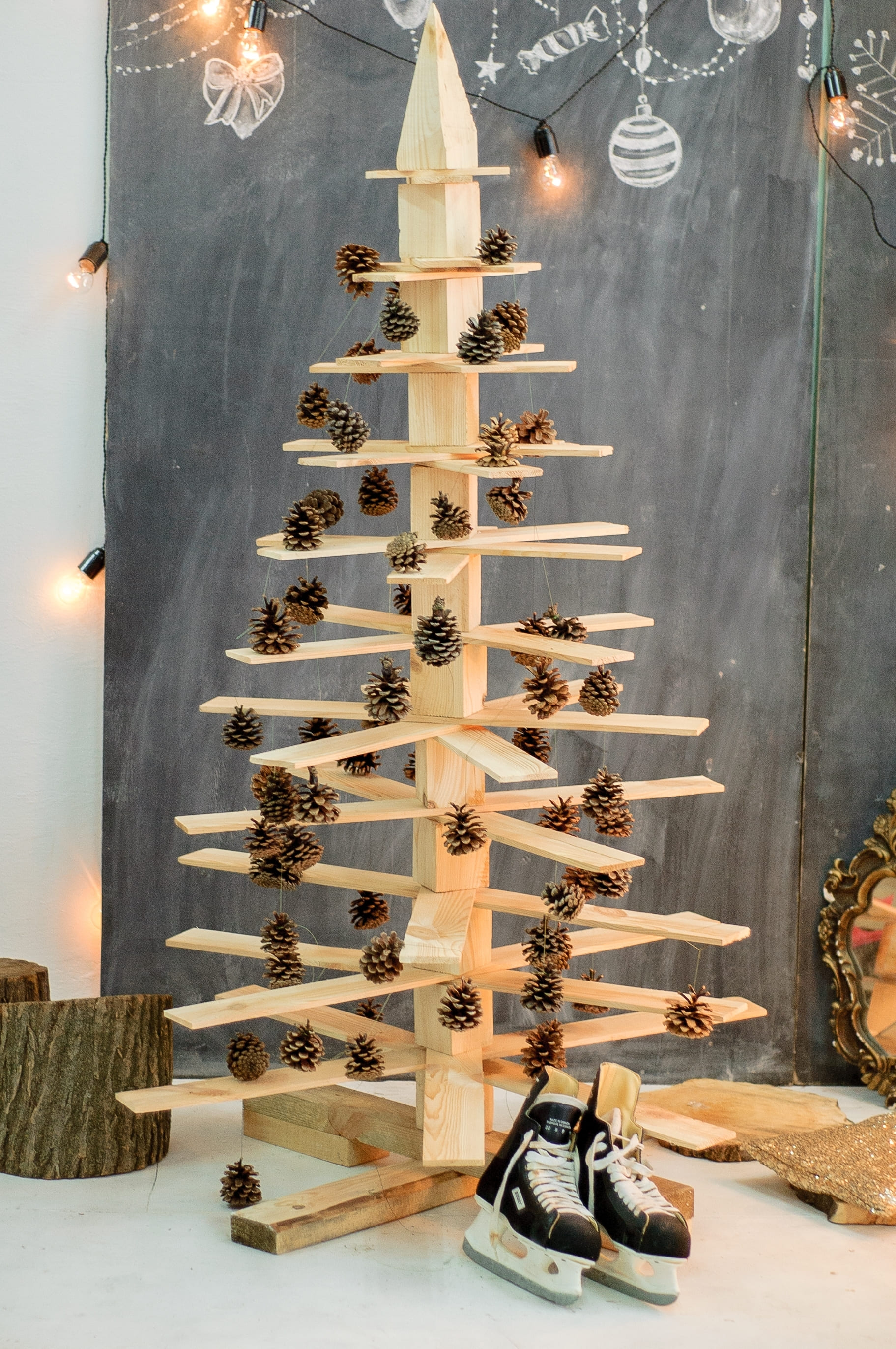 Selbstgebastelter Tannenbaum mit Dekozapfen