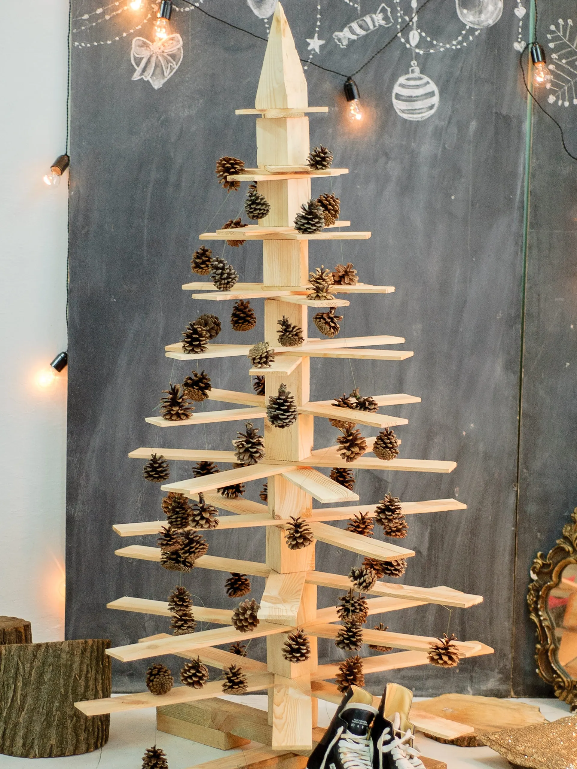 Selbstgebastelter Tannenbaum mit Dekozapfen