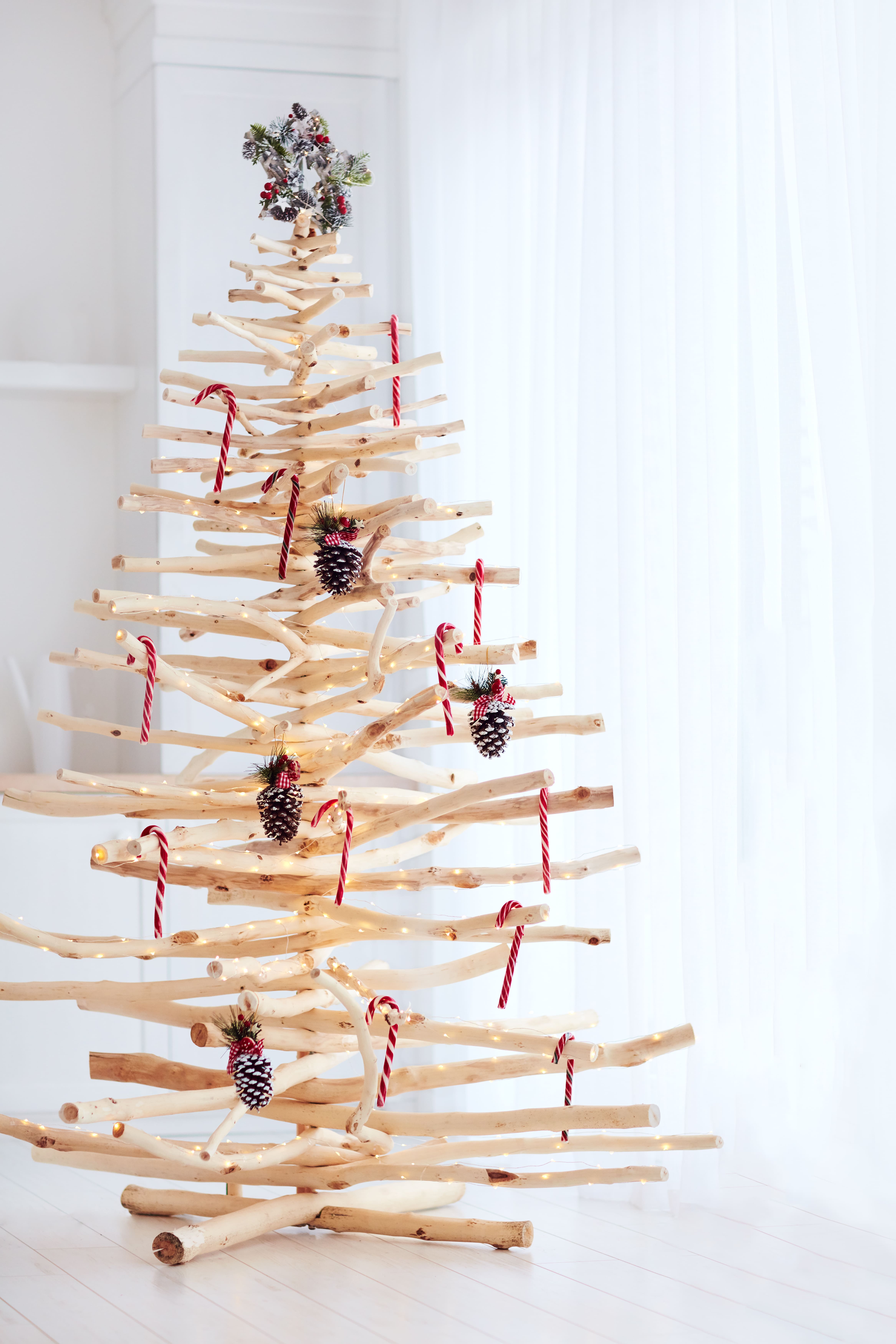 Tannenbaum aus Holz mit Zapfen und Zuckerstangen