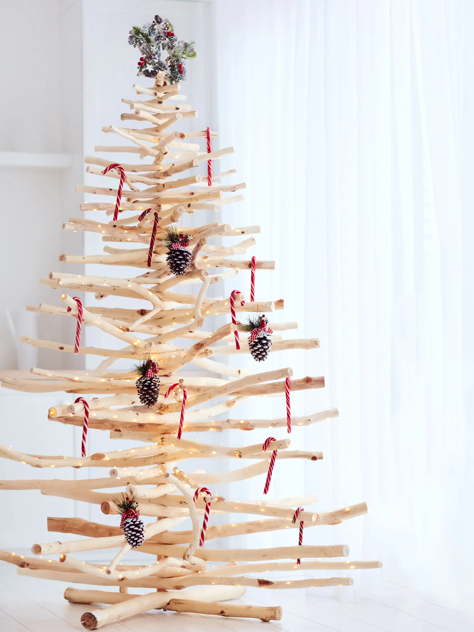 Tannenbaum aus Holz mit Zapfen und Zuckerstangen