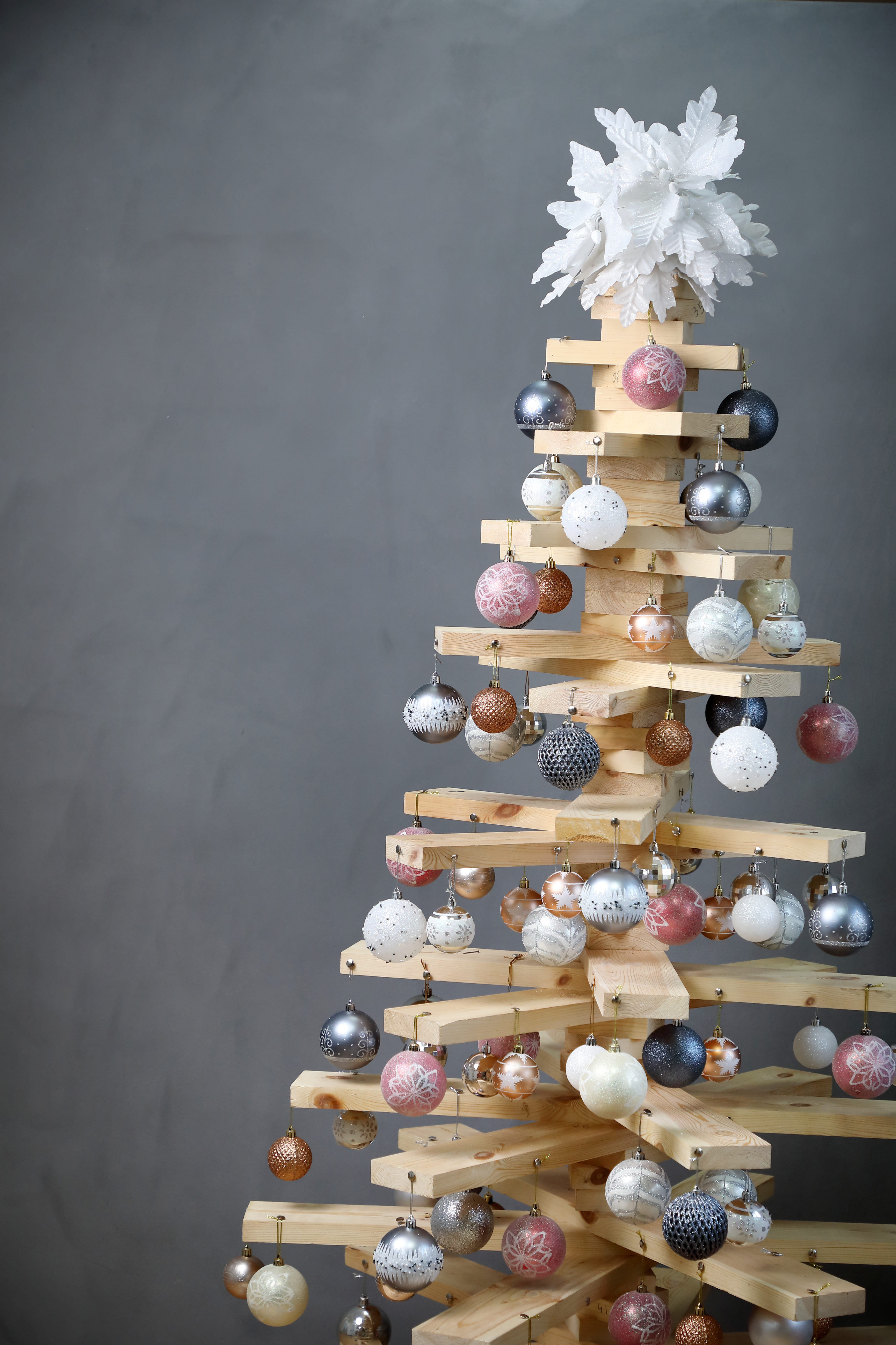 Gebastelter Tannenbaum mit Baumschmuck