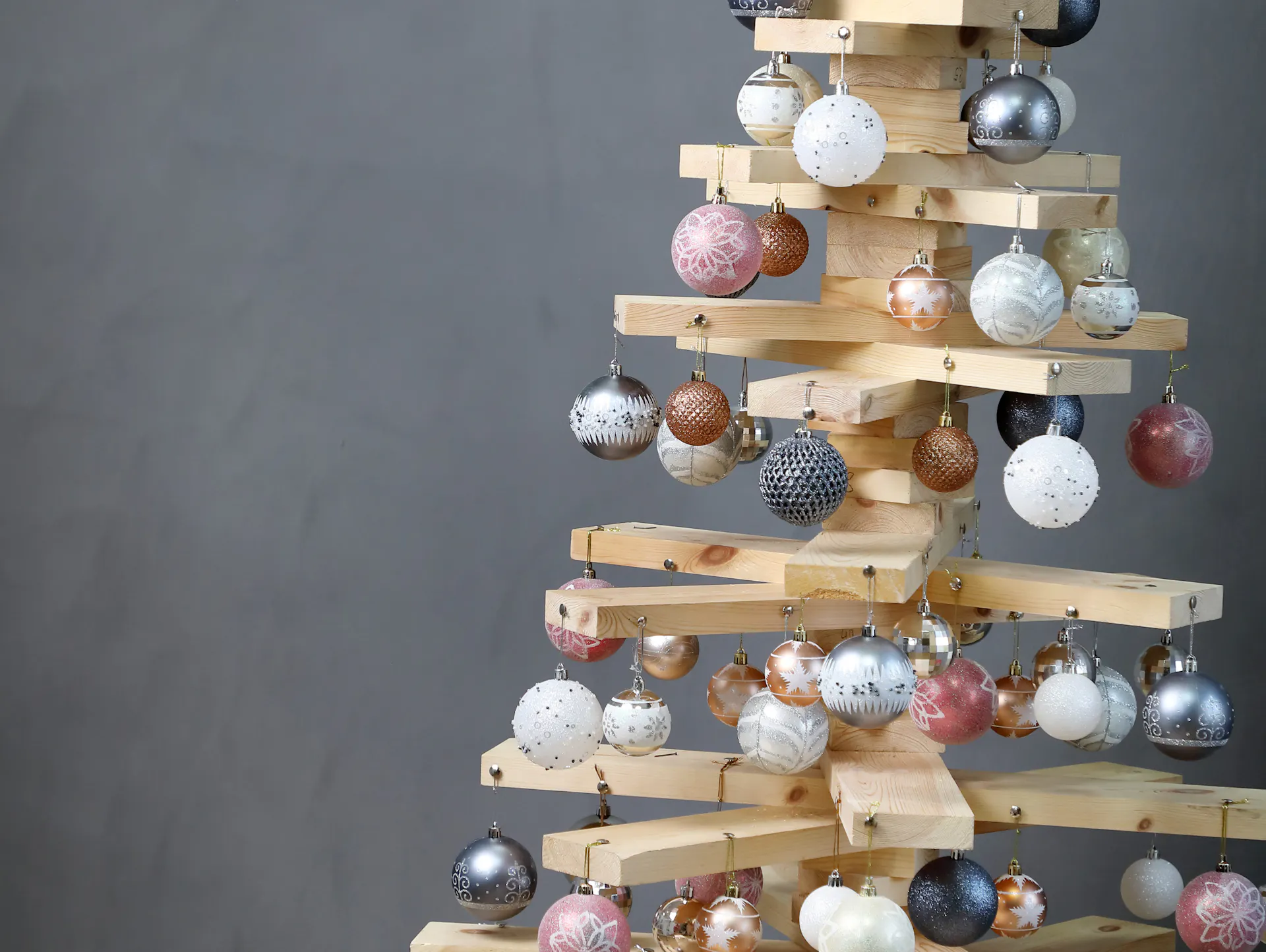 Gebastelter Tannenbaum mit Baumschmuck