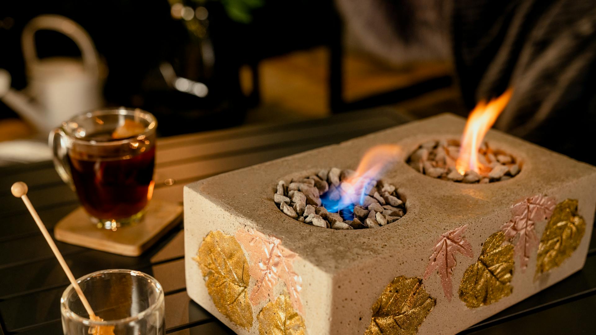 Selbstgebauter und entfachter Tischkamin