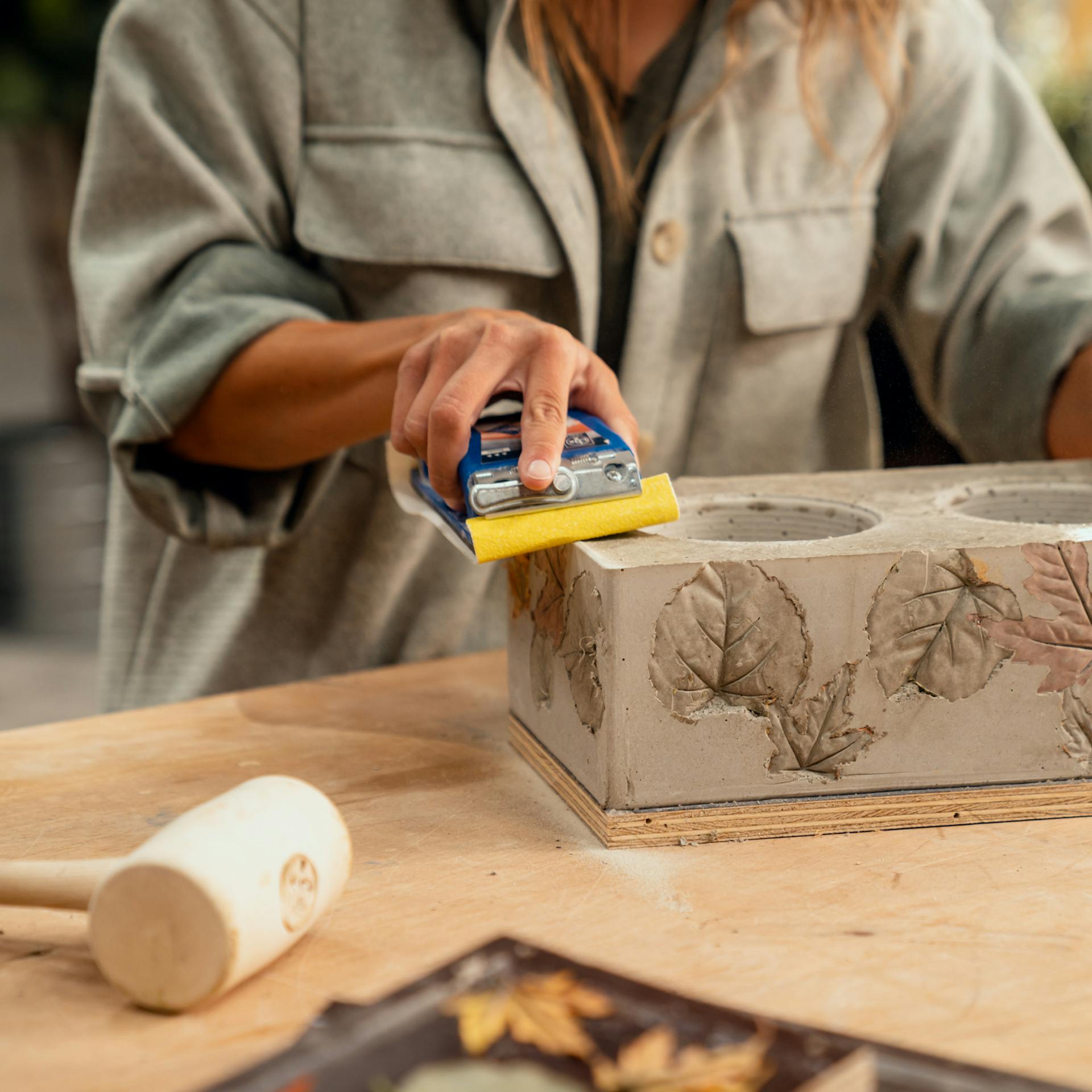 Asztali kandalló csiszolása.