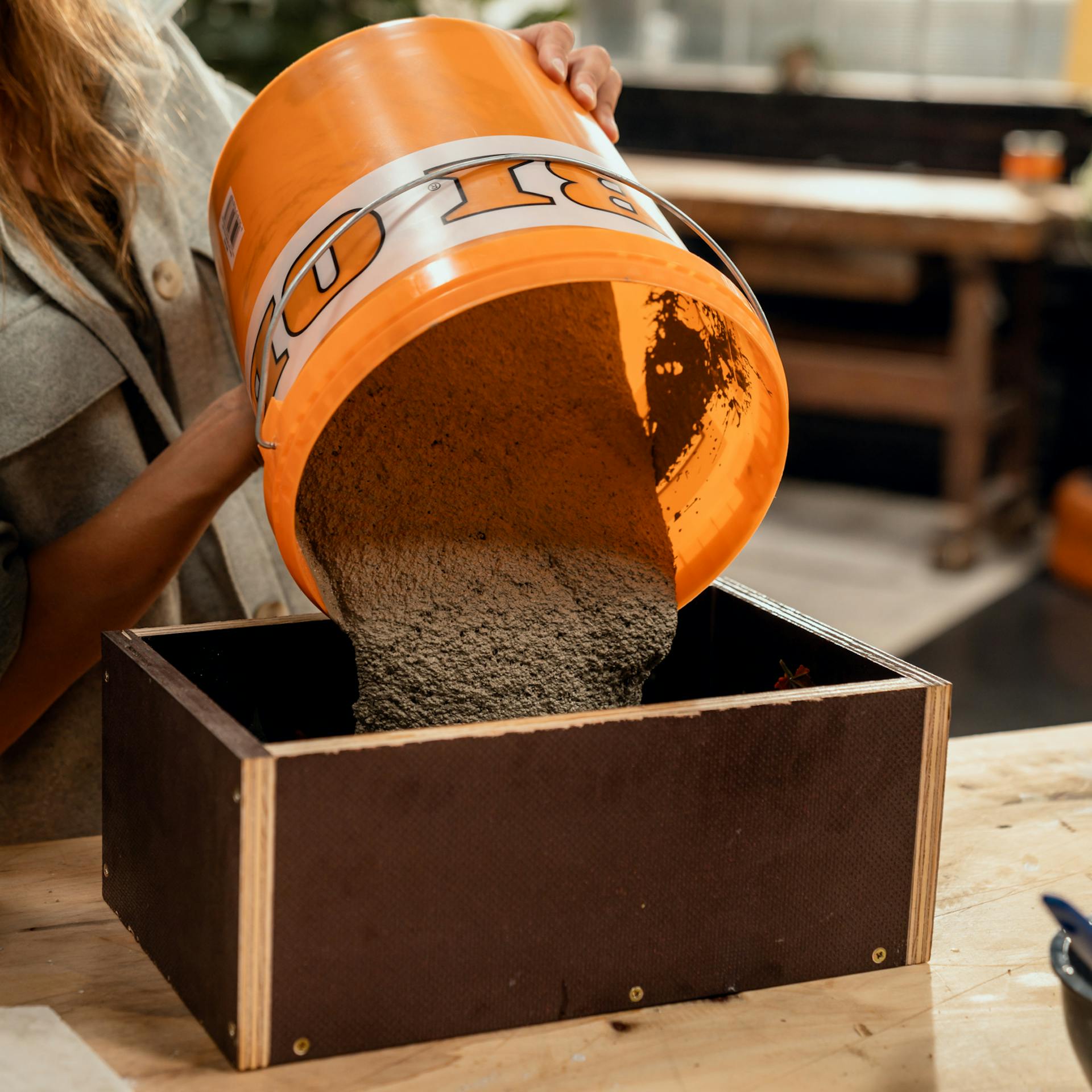 A betont egy fadobozba öntik