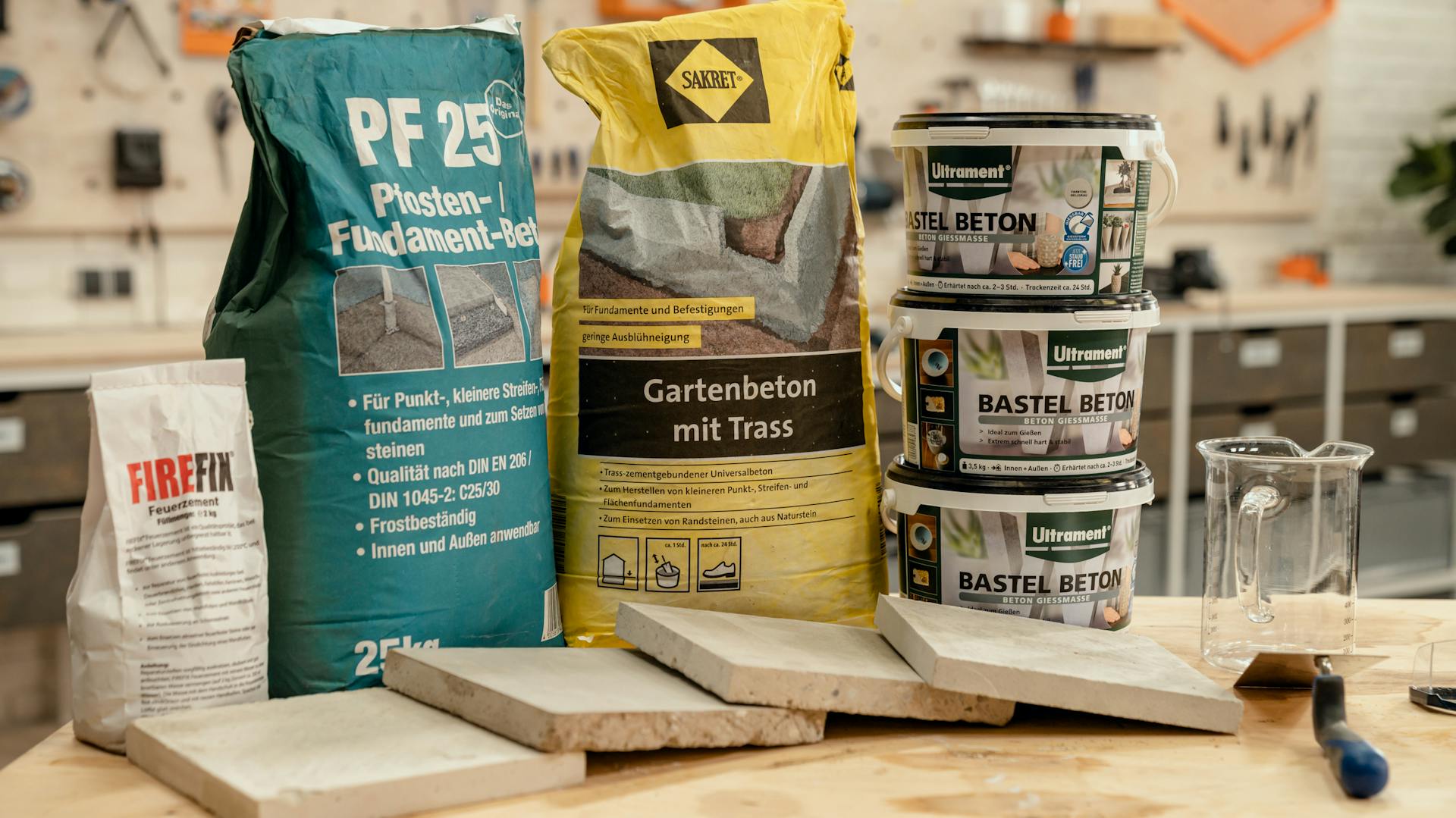 Betontípusok a csomagolásukban egy asztalon