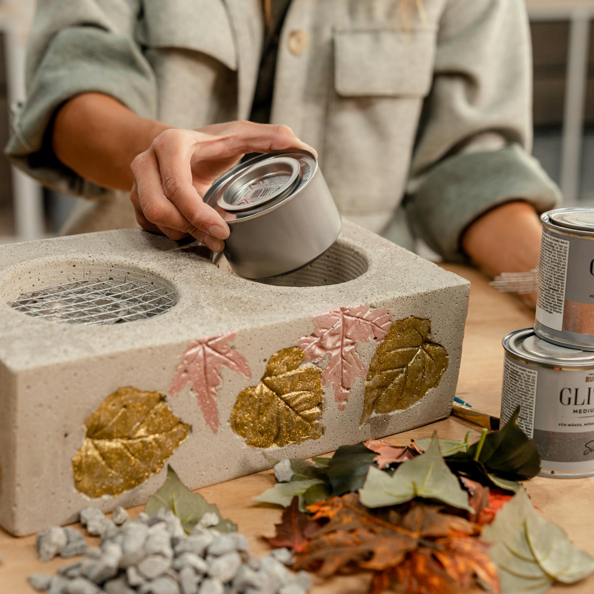 A tűzpasztát az asztali kandallóba helyezik