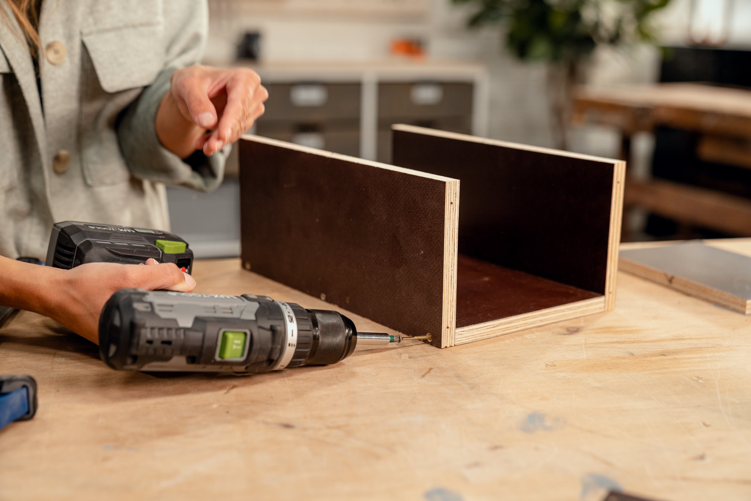 Deszkák összecsavarozva egy dobozt alkotnak